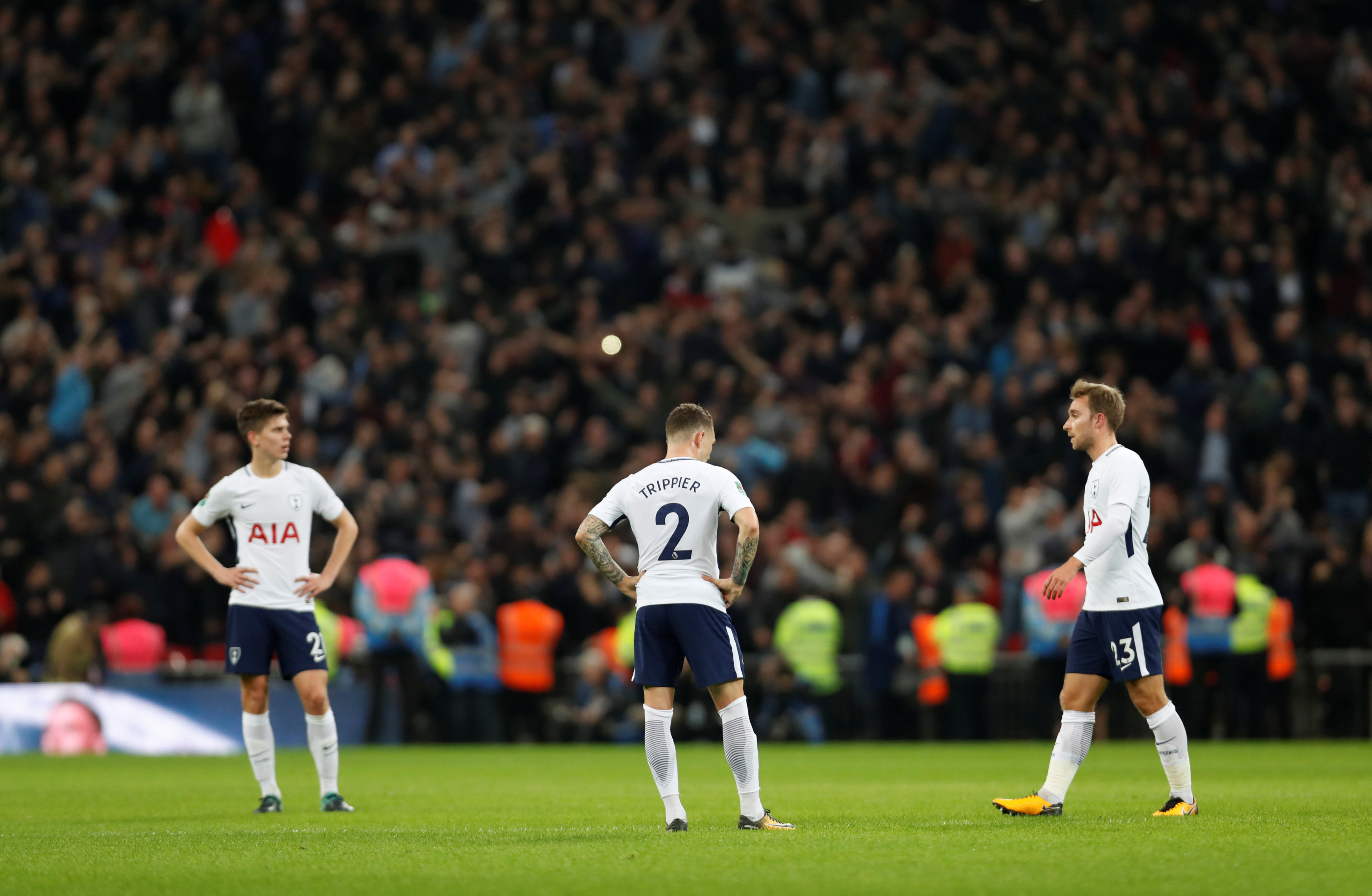 Nỗi thất vọng của các cầu thủ Tottenham sau khi để thua West Ham. Ảnh: REUTERS