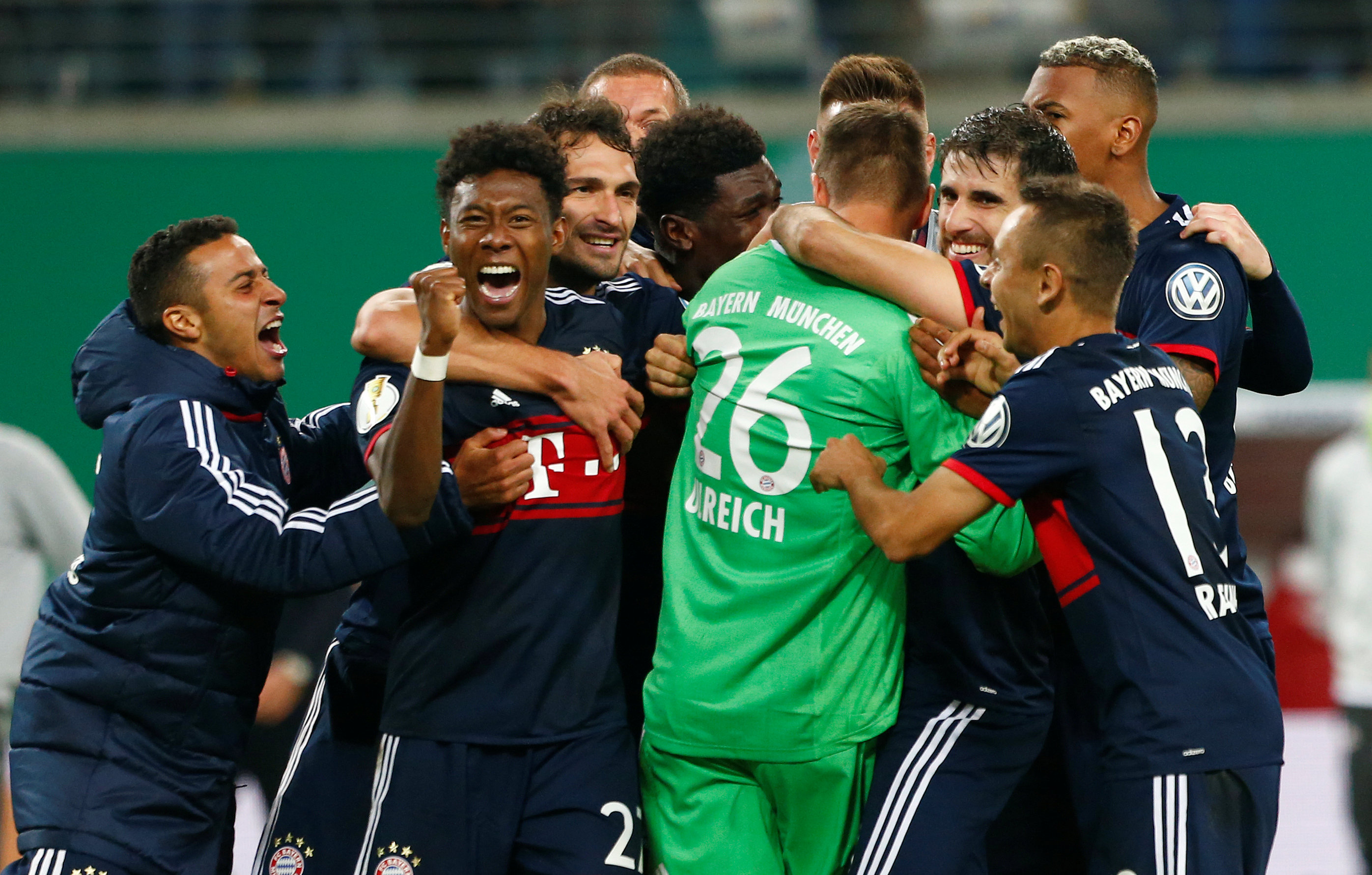 Niềm vui của các cầu thủ B.M sau khi giành vé đi tiếp ở Cúp quốc gia Đức. Ảnh: REUTERS