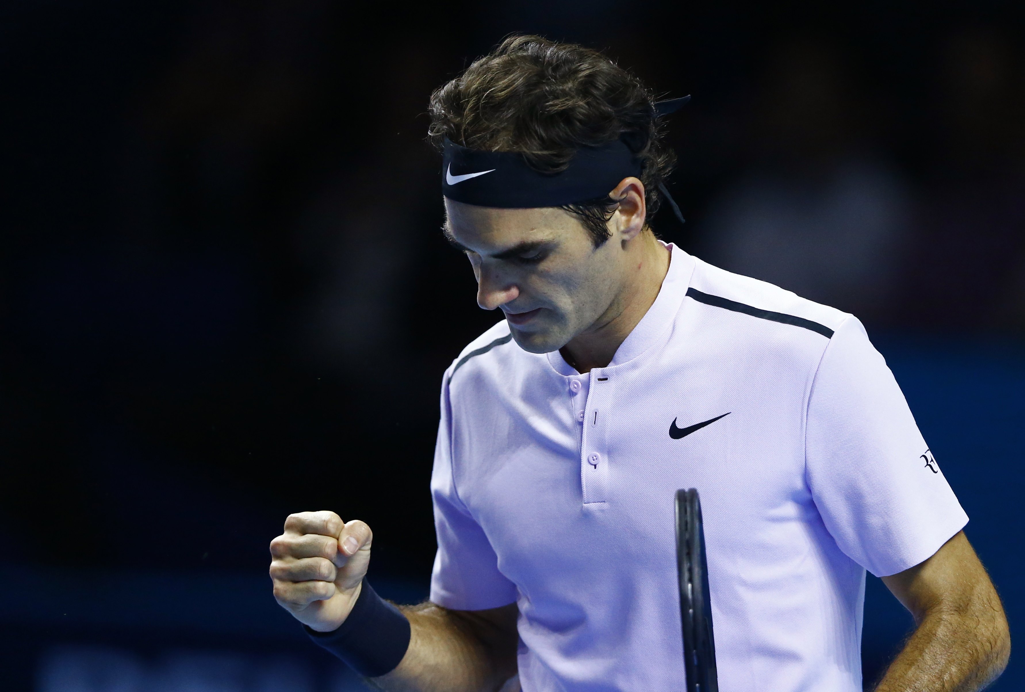 Federer ăn mừng chiến thắng trước Mannarino. Ảnh: REUTERS
