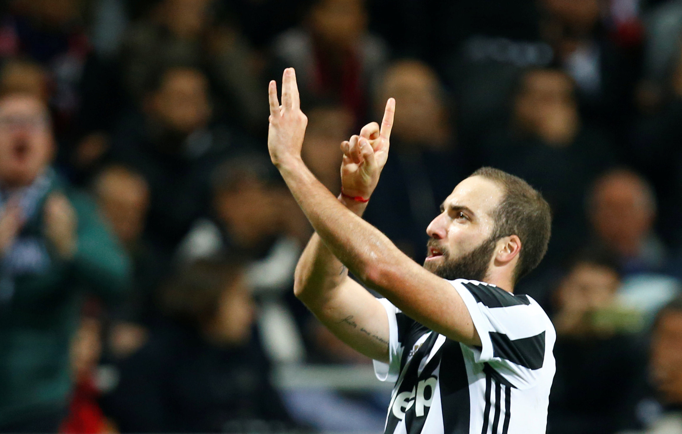 Higuain ăn mừng bàn nâng tỉ số lên 2-0 cho Juventus. Ảnh: REUTERS