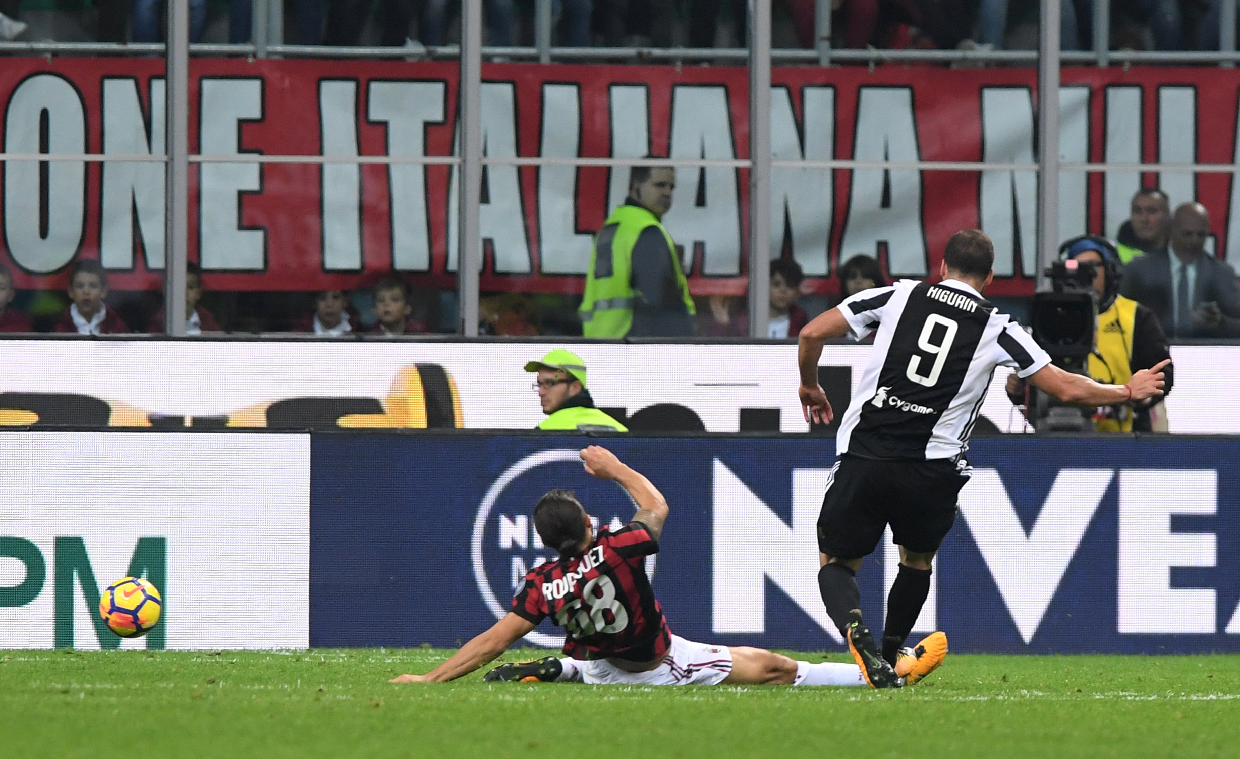 Pha dứt điểm nâng tỉ số lên 2-0 cho Juventus của Higuain. Ảnh: REUTERS