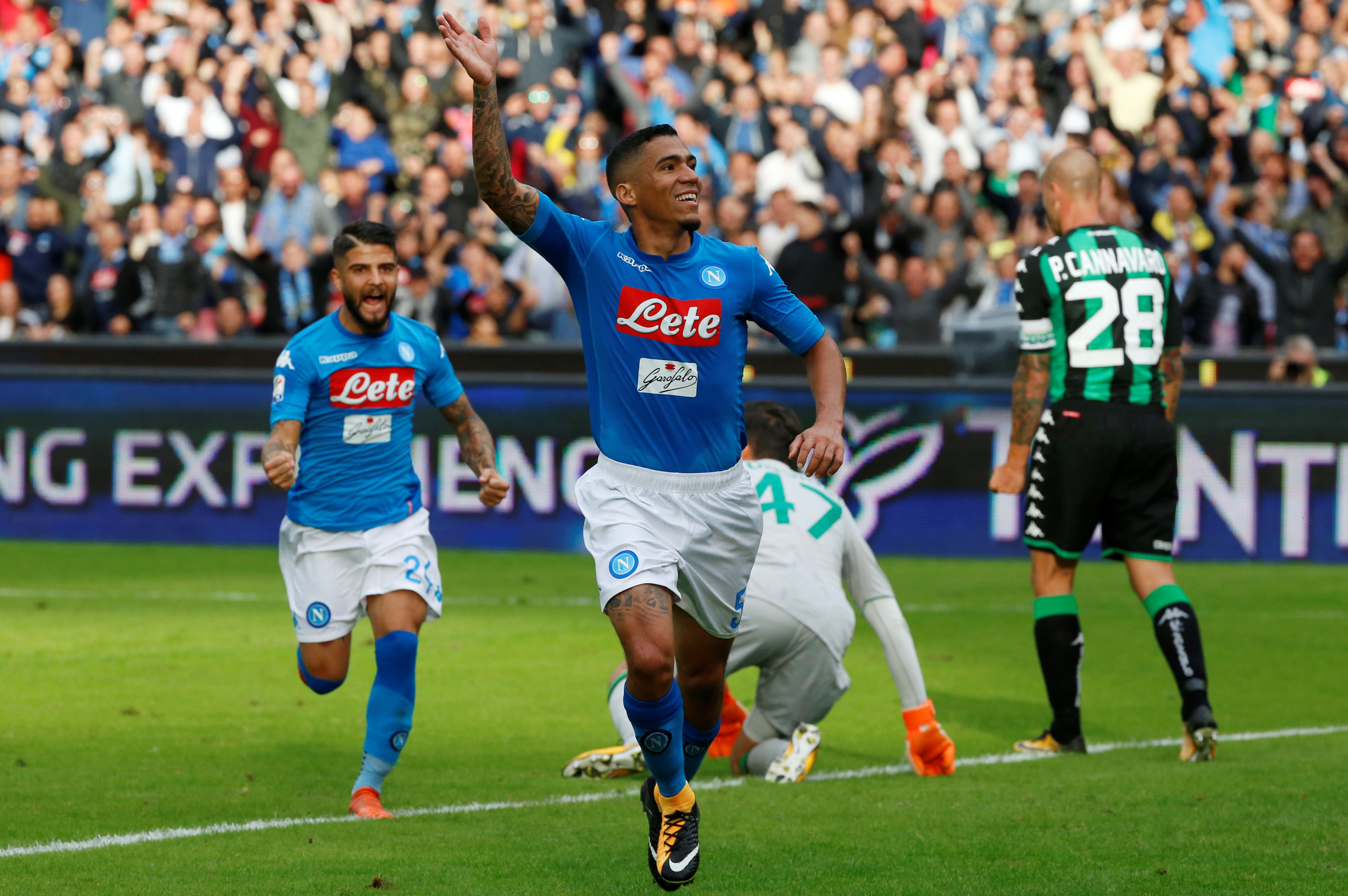Niềm vui của Allan sau khi mở tỉ số cho Napoli. Ảnh: REUTERS