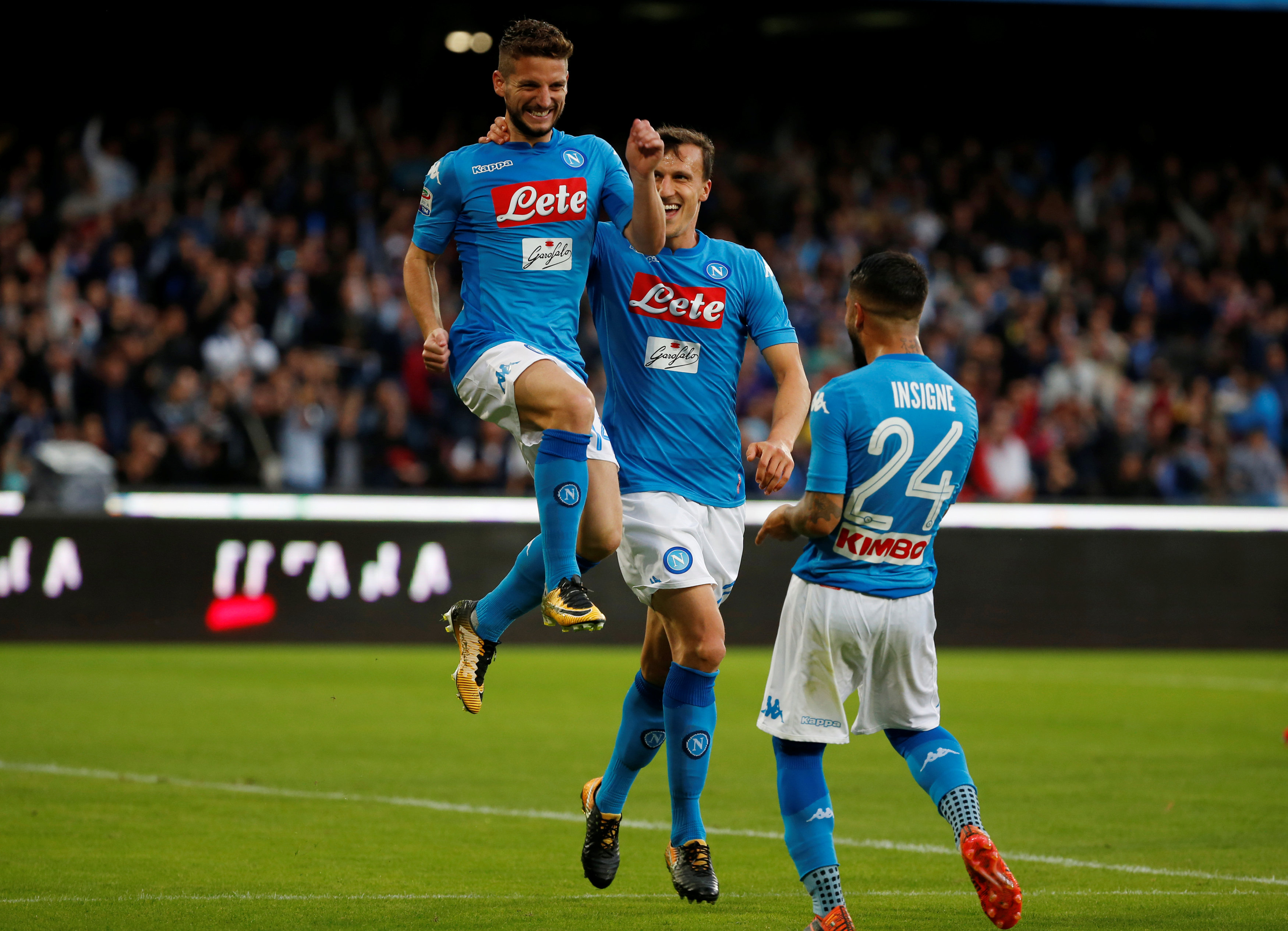 Niềm vui của Mertens sau khi nâng tỉ số lên 3-1 cho Napoli. Ảnh: REUTERS