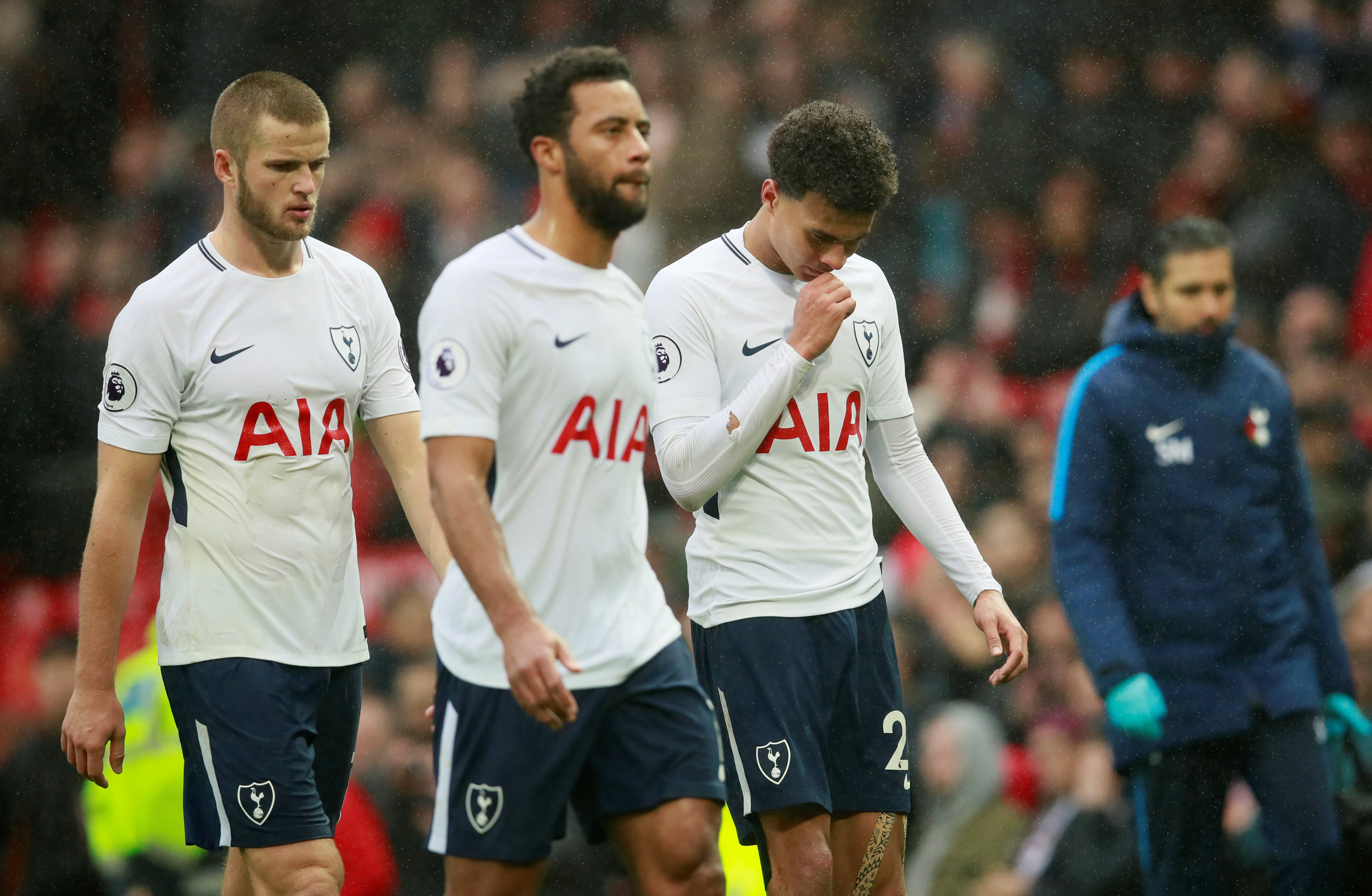 Sự thất vọng của các cầu thủ Tottenham sau trận thua. Ảnh: REUTERS