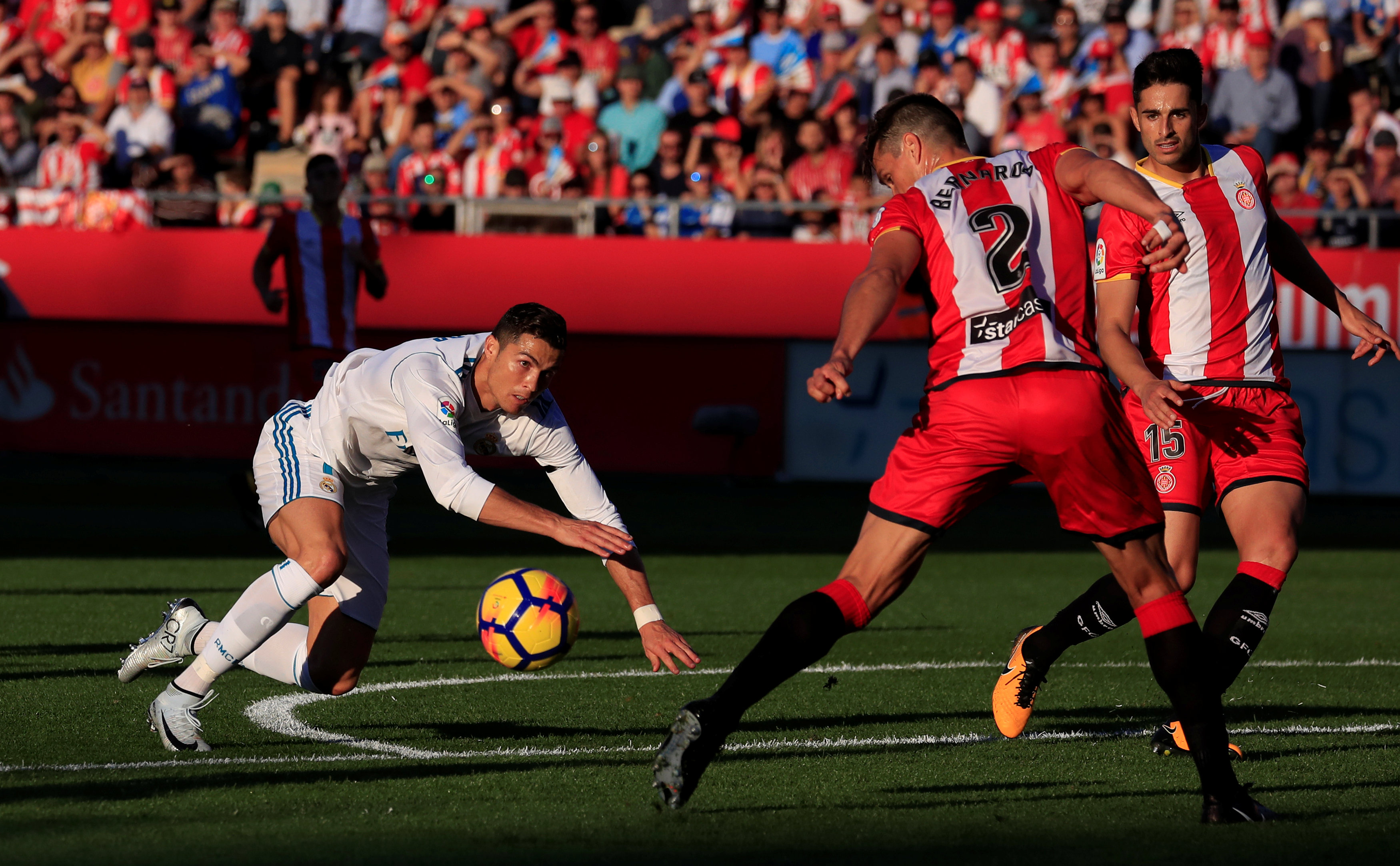 Ronaldo bất lực trước các hậu vệ Girona. Ảnh: REUTERS