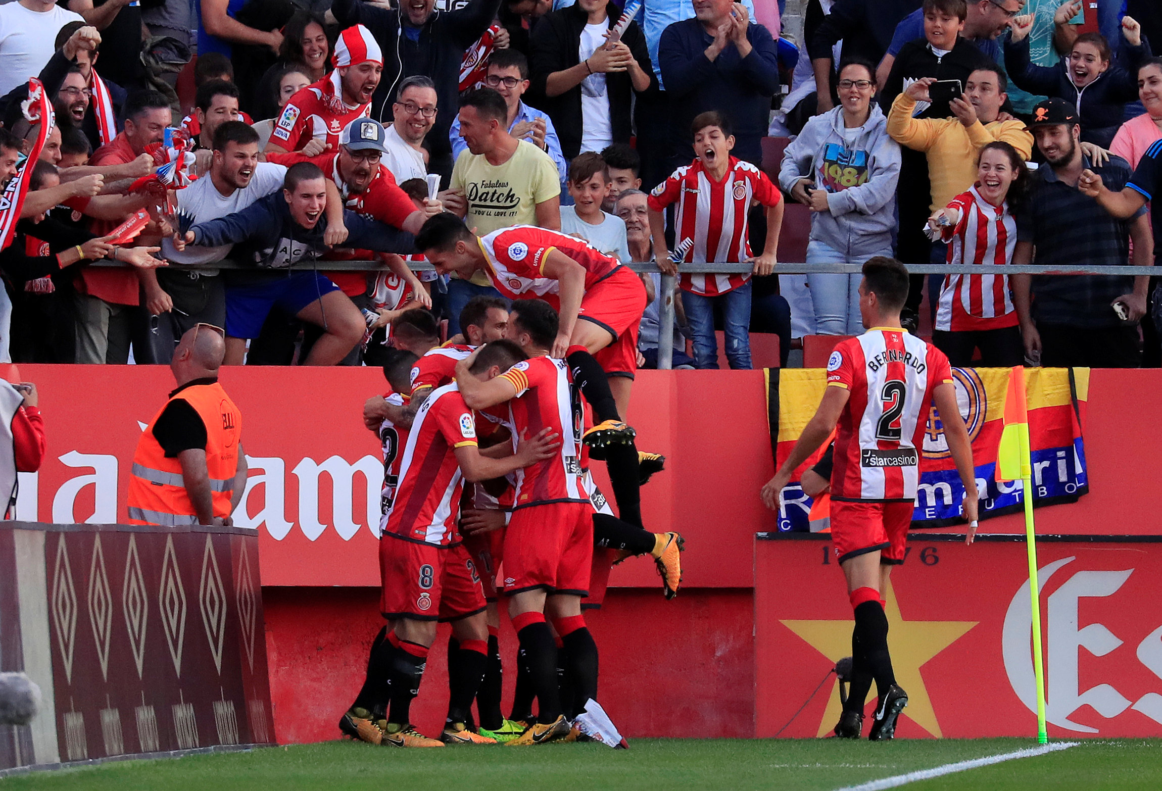Niềm vui của các cầu thủ Girona sau khi Stuani gỡ hòa 1-1. Ảnh: REUTERS