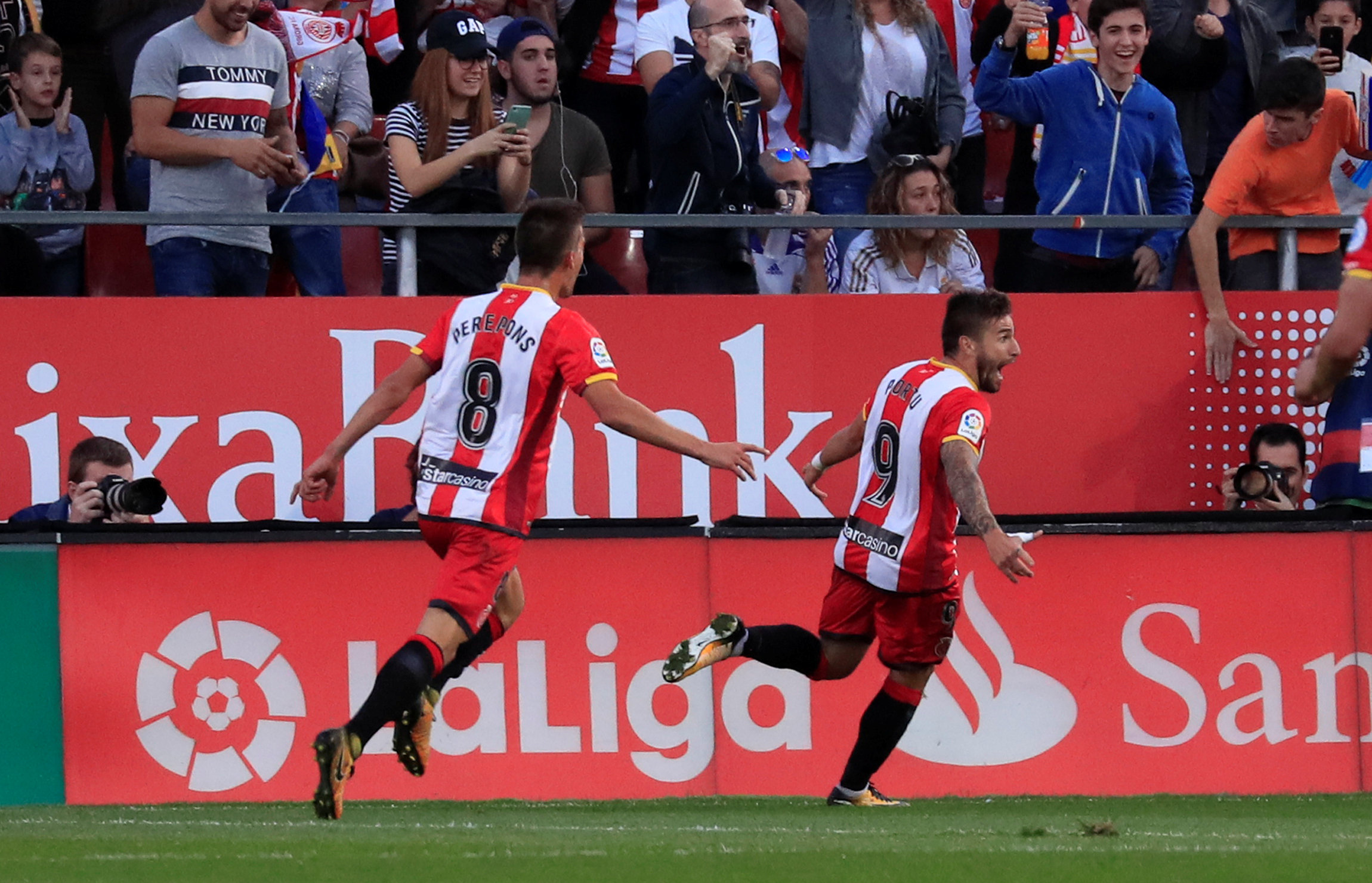 Cristian Portu (phải) ăn mừng bàn nâng tỉ số lên 2-1 cho Girona. Ảnh: REUTERS
