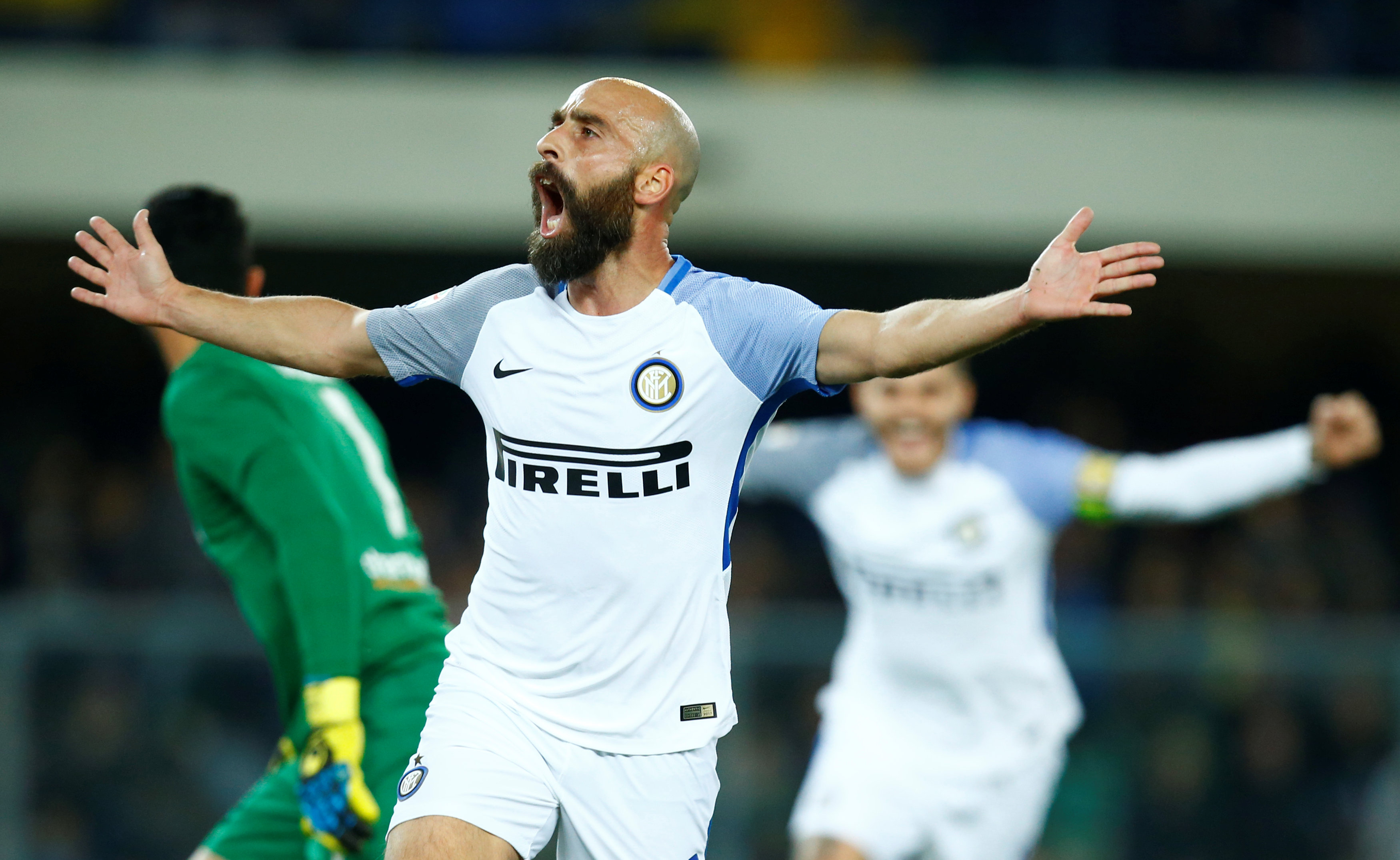 Valero ăn mừng bàn mở tỉ số cho Inter. Ảnh: REUTERS