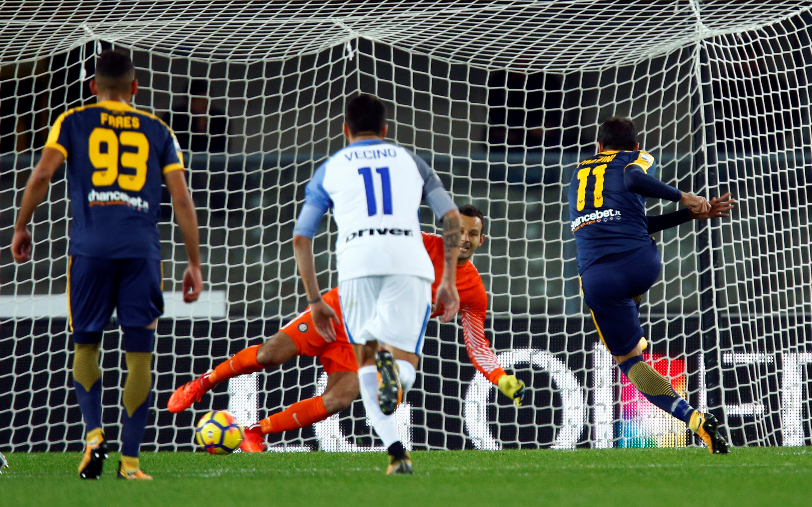 Pazzini dứt điểm gỡ hòa 1-1 cho Hellas Verona từ chấm 11m. Ảnh: REUTERS