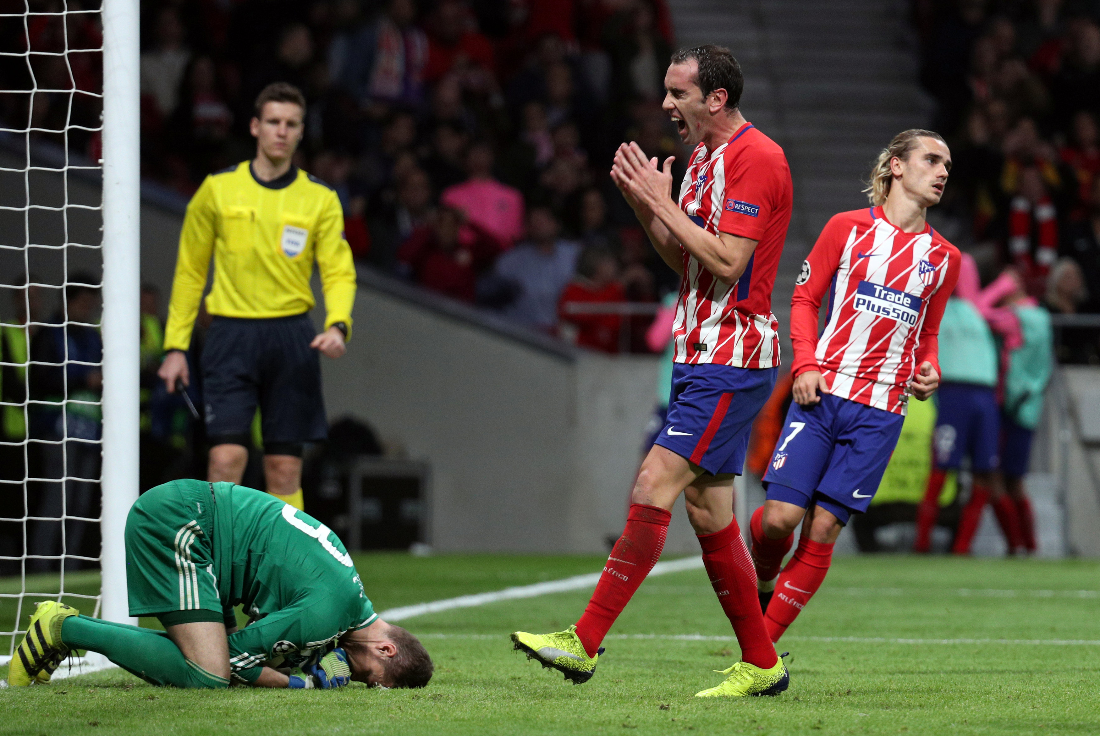 Các cầu thủ Atletico bất lực trước thủ thành Sehic. Ảnh: REUTERS