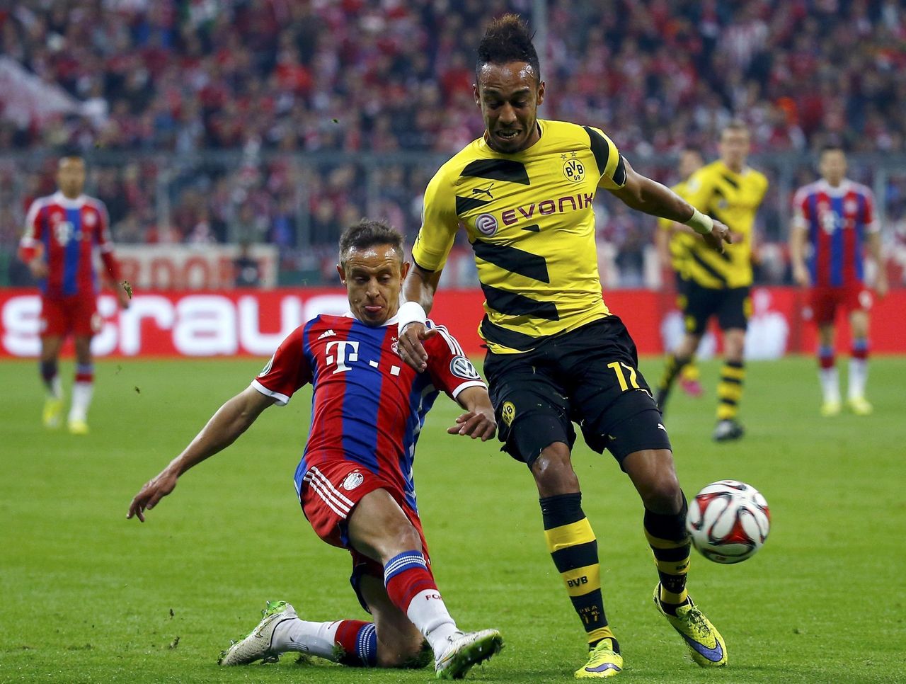 Aubameyang (phải) sẽ giúp Dortmund đánh bại B.M? Ảnh: THE SCORE