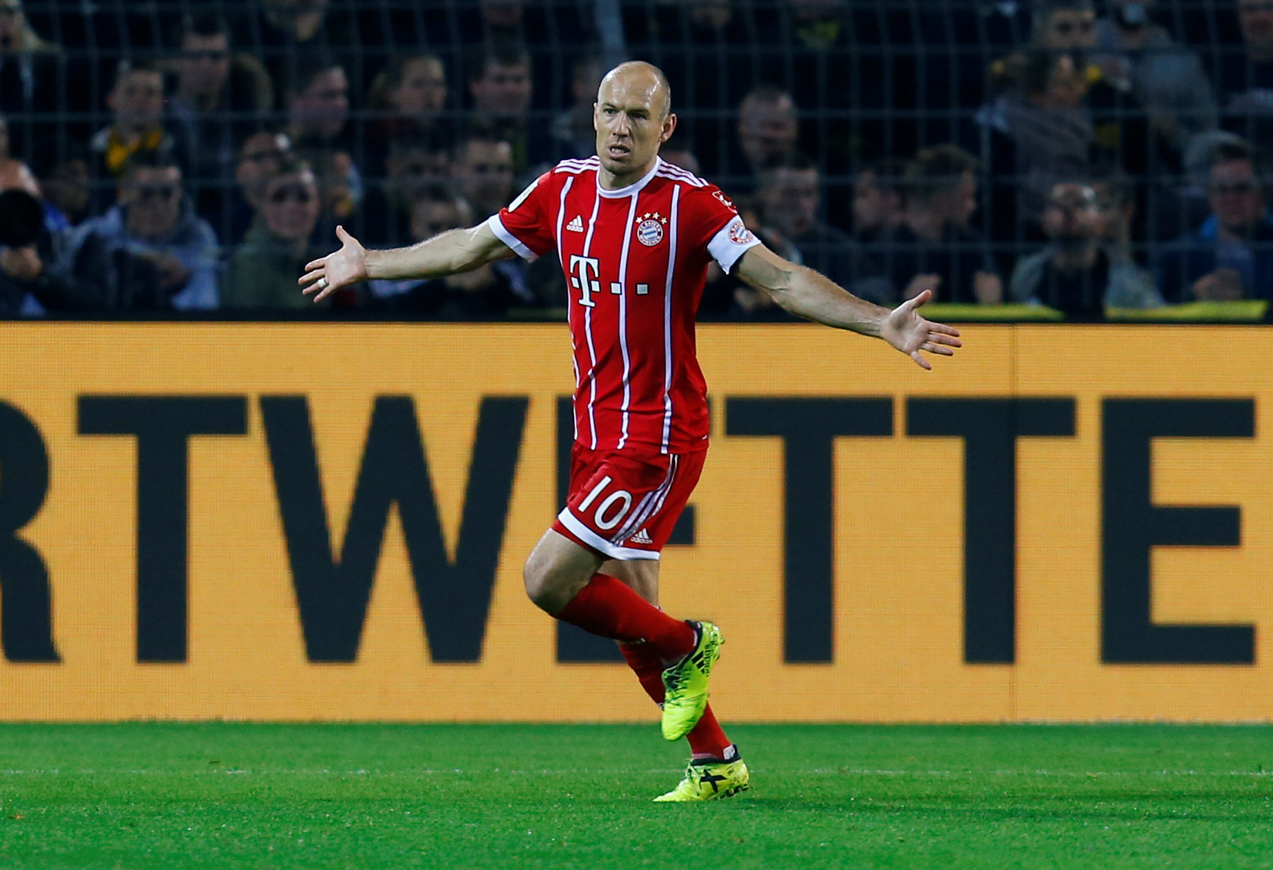 Niềm vui của Robben sau khi mở tỉ số cho B.M. Ảnh: REUTERS