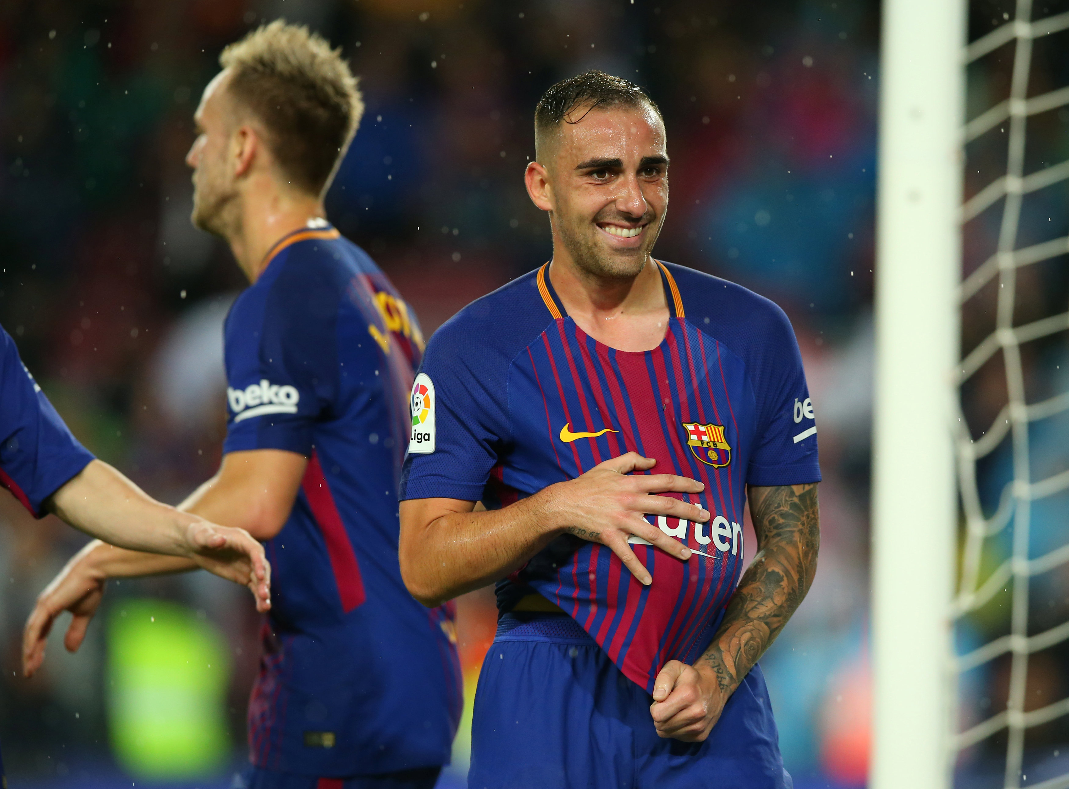 Niềm vui của Alcacer sau khi mở tỉ số cho Barca.