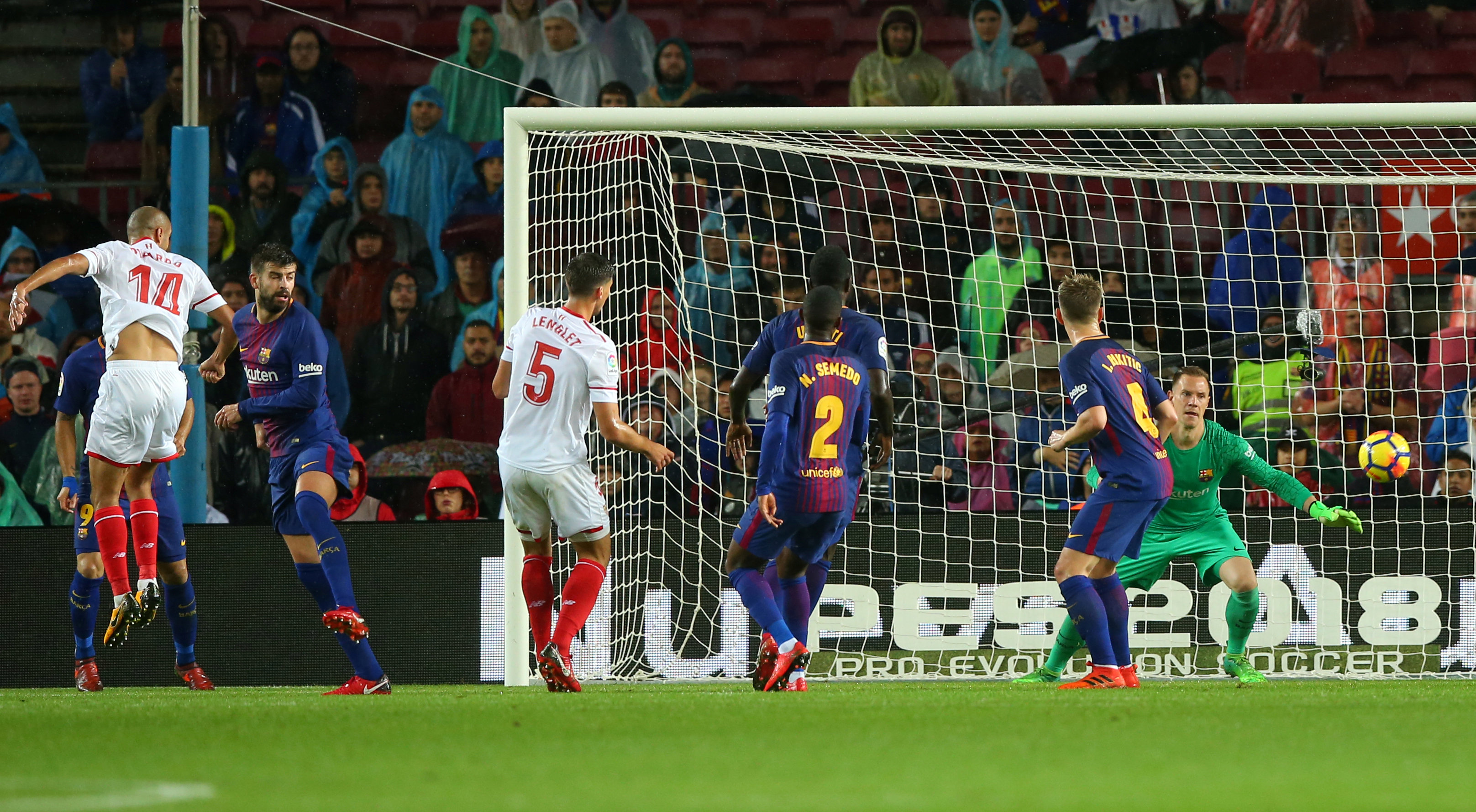 Pha đánh đầu gỡ hòa 1-1 cho Sevilla của Guido Pizarro. Ảnh: REUTERS