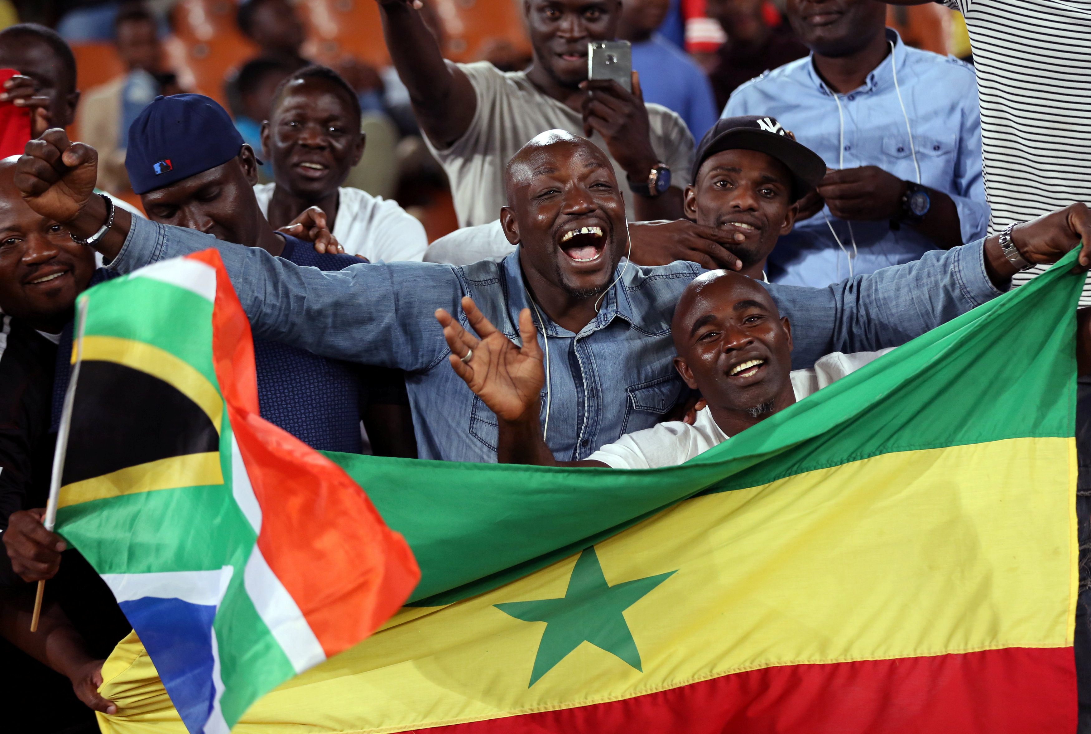 Niềm vui của các CĐV Senegal sau khi đội nhà đoạt vé tham dự World Cup 2018. Ảnh: REUTERS