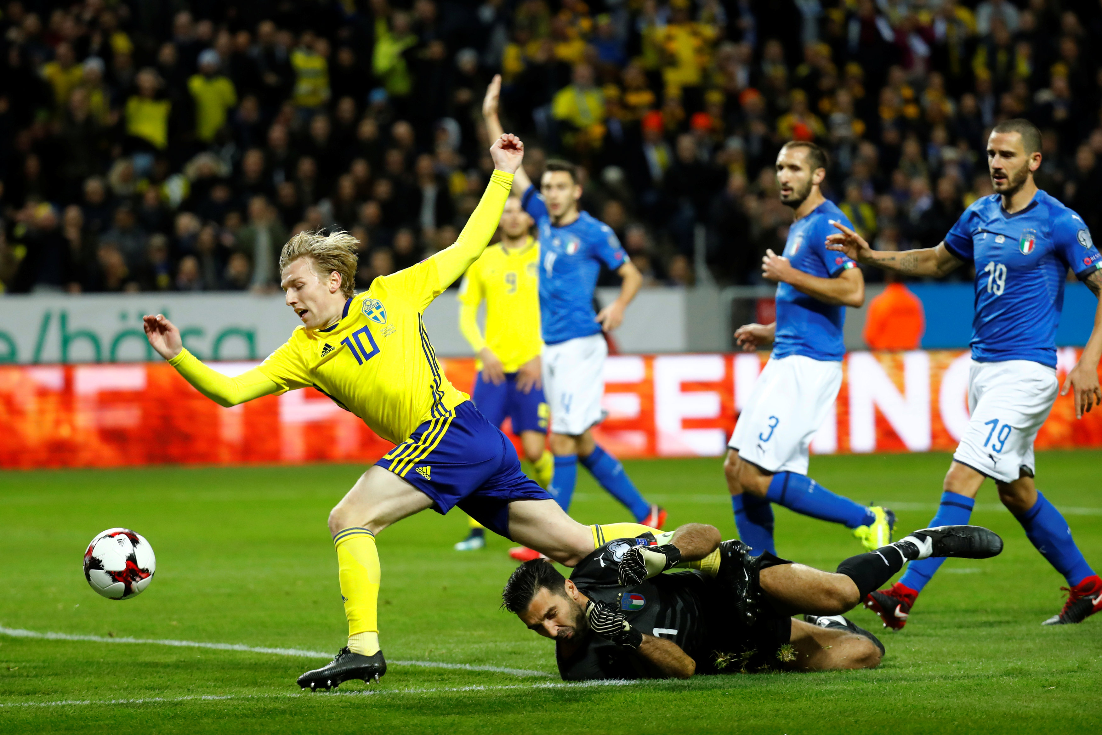 Thủ môn Buffon lao ra cản phá bóng ngay trong chân Forsberg. Ảnh: REUTERS