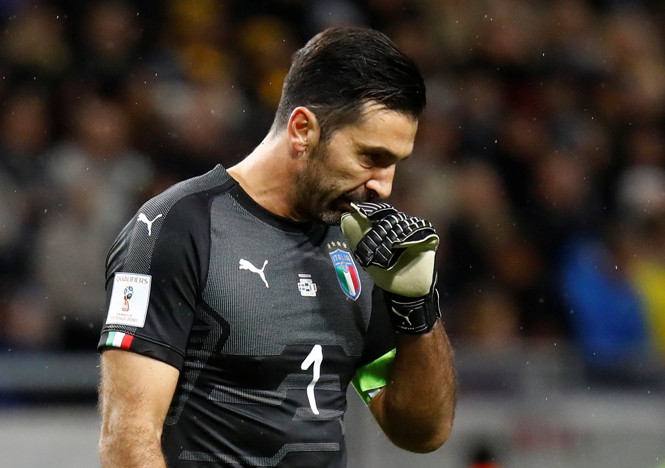 Nỗi thất vọng của thủ thành Buffon sau khi tuyển Ý thất bại. Ảnh: REUTERS