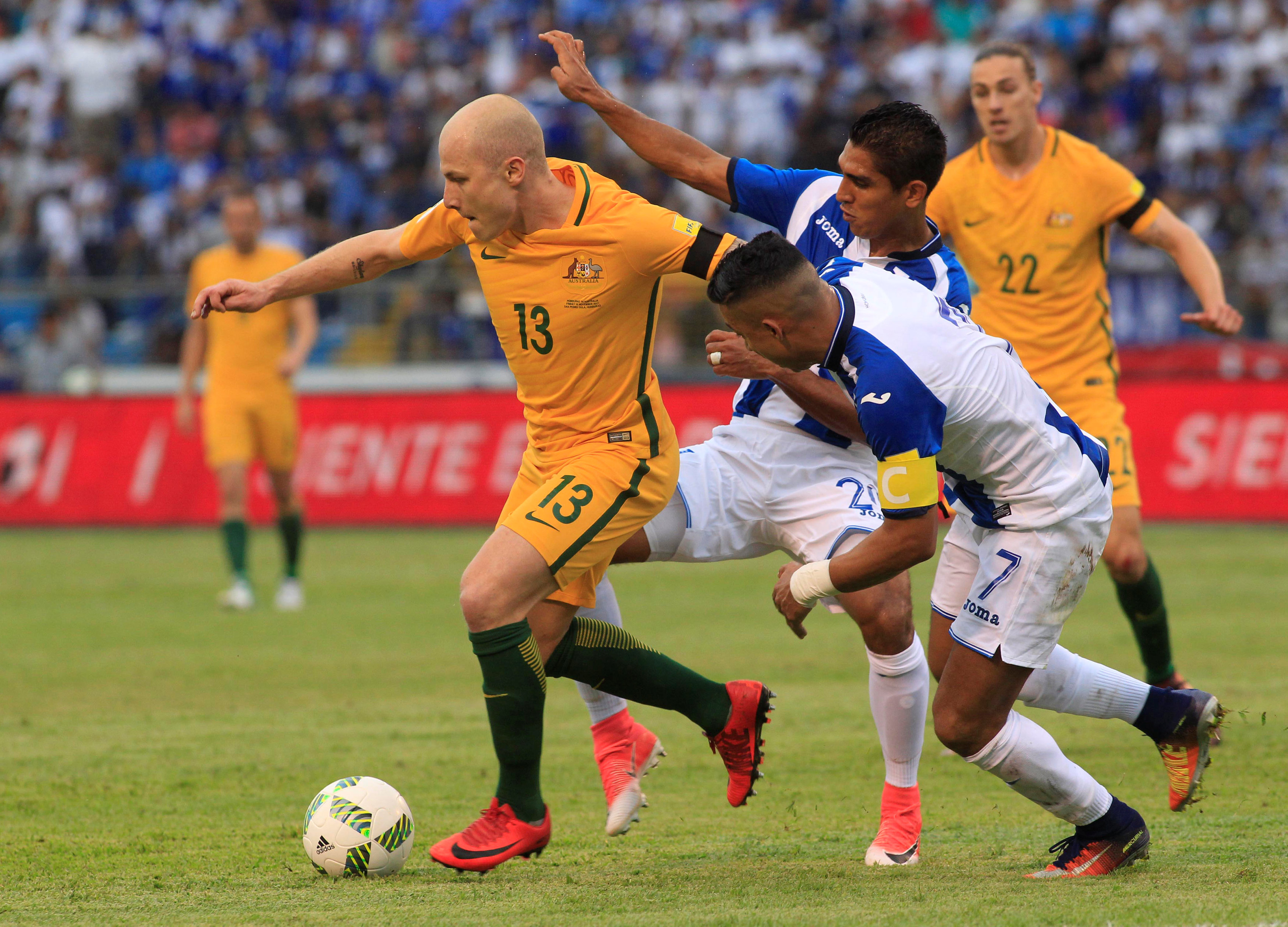 Các cầu vệ Honduras vất vả ngăn chặn Aaron Mooy. Ảnh: REUTERS