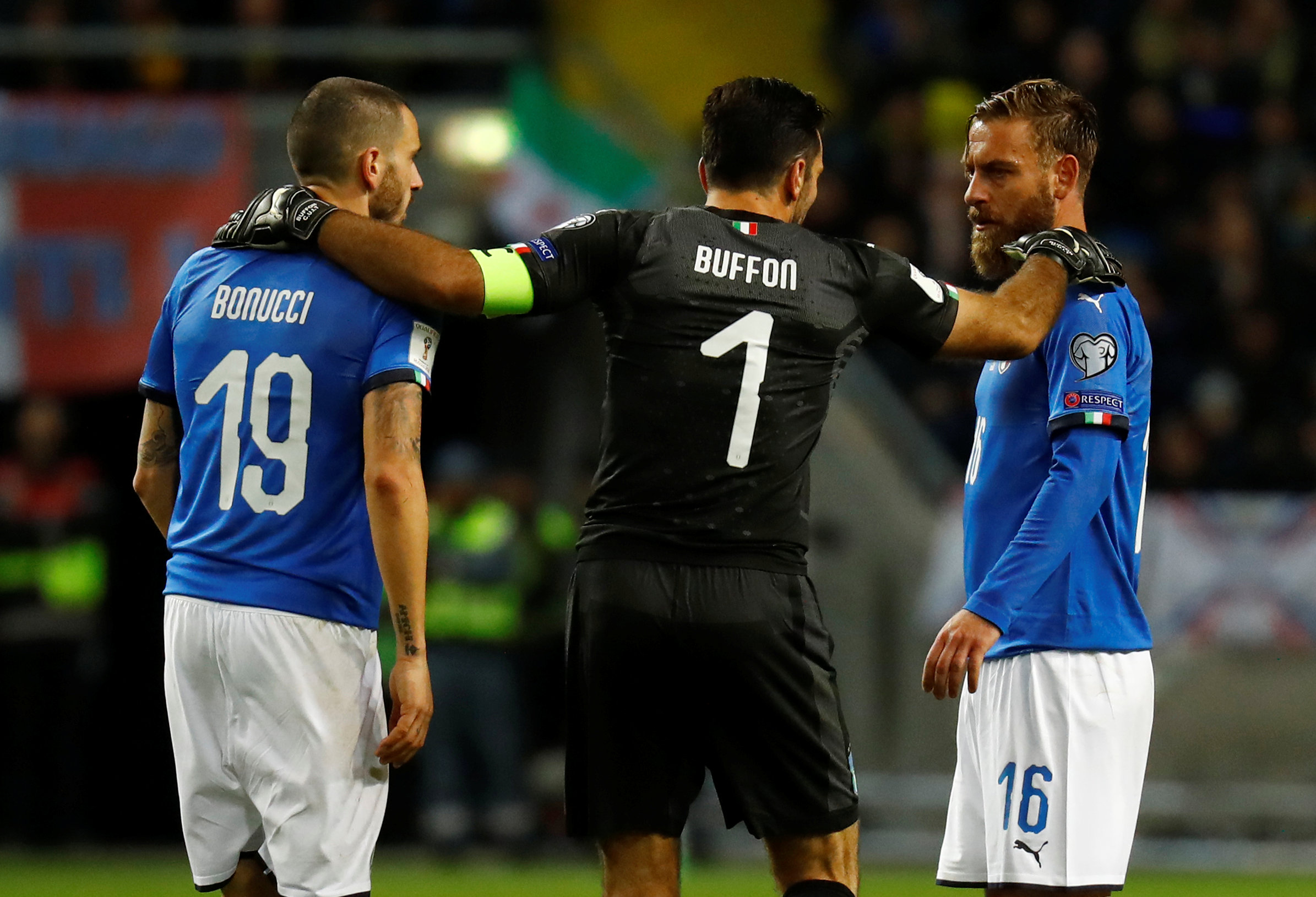 Thủ môn Buffon (giữa) cùng đồng đội ở tuyển Ý bước vào trận đấu lớn gặp Thụy Điển. Ảnh: Reuters