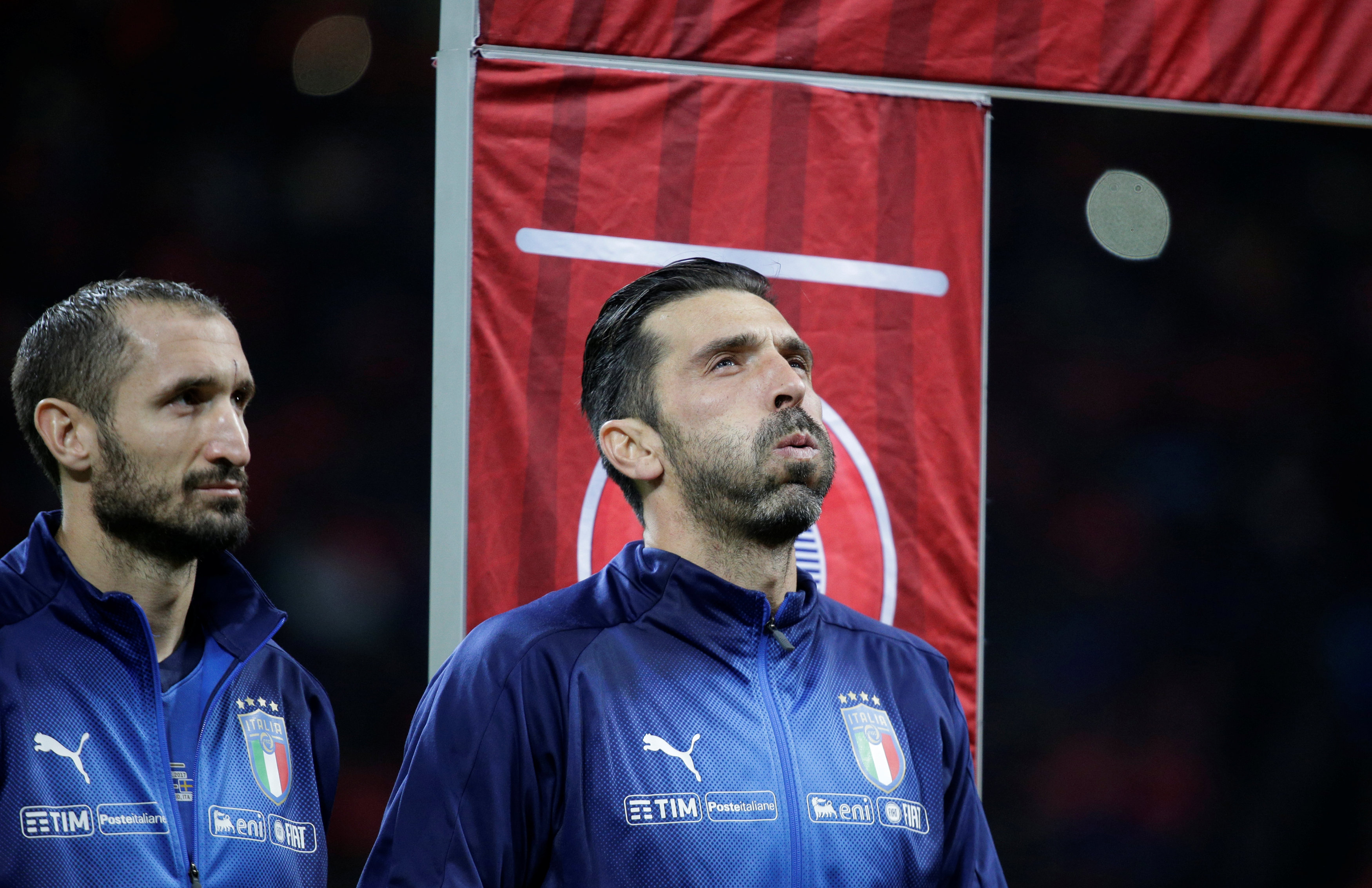 Buffon bên cạnh Chiellini trước trận đấu với Thụy Điển. Ảnh: REUTERS