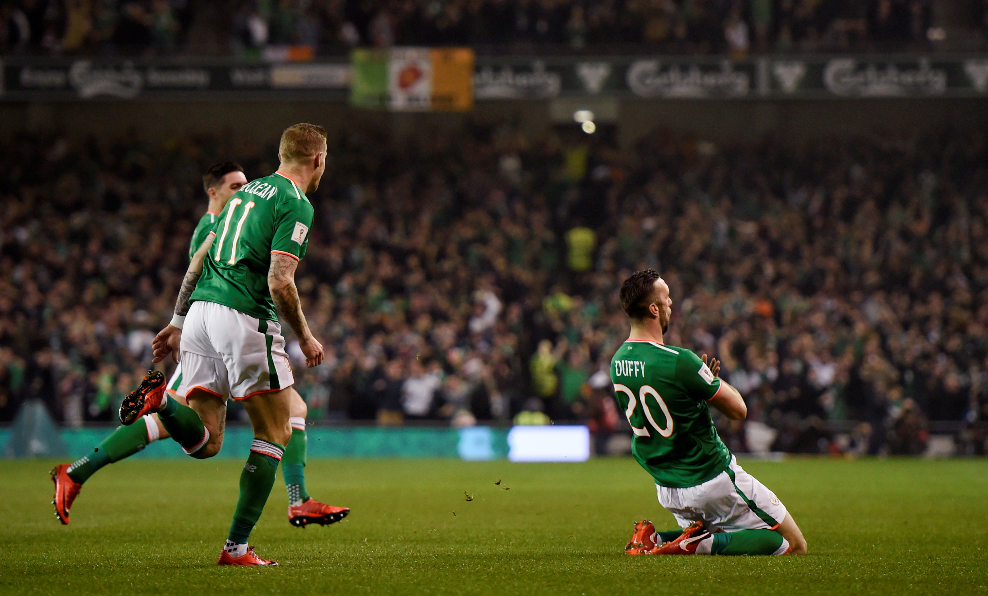 Niềm vui của các cầu thủ Ireland sau khi Shane Duffy mở tỉ số. Ảnh: REUTERS