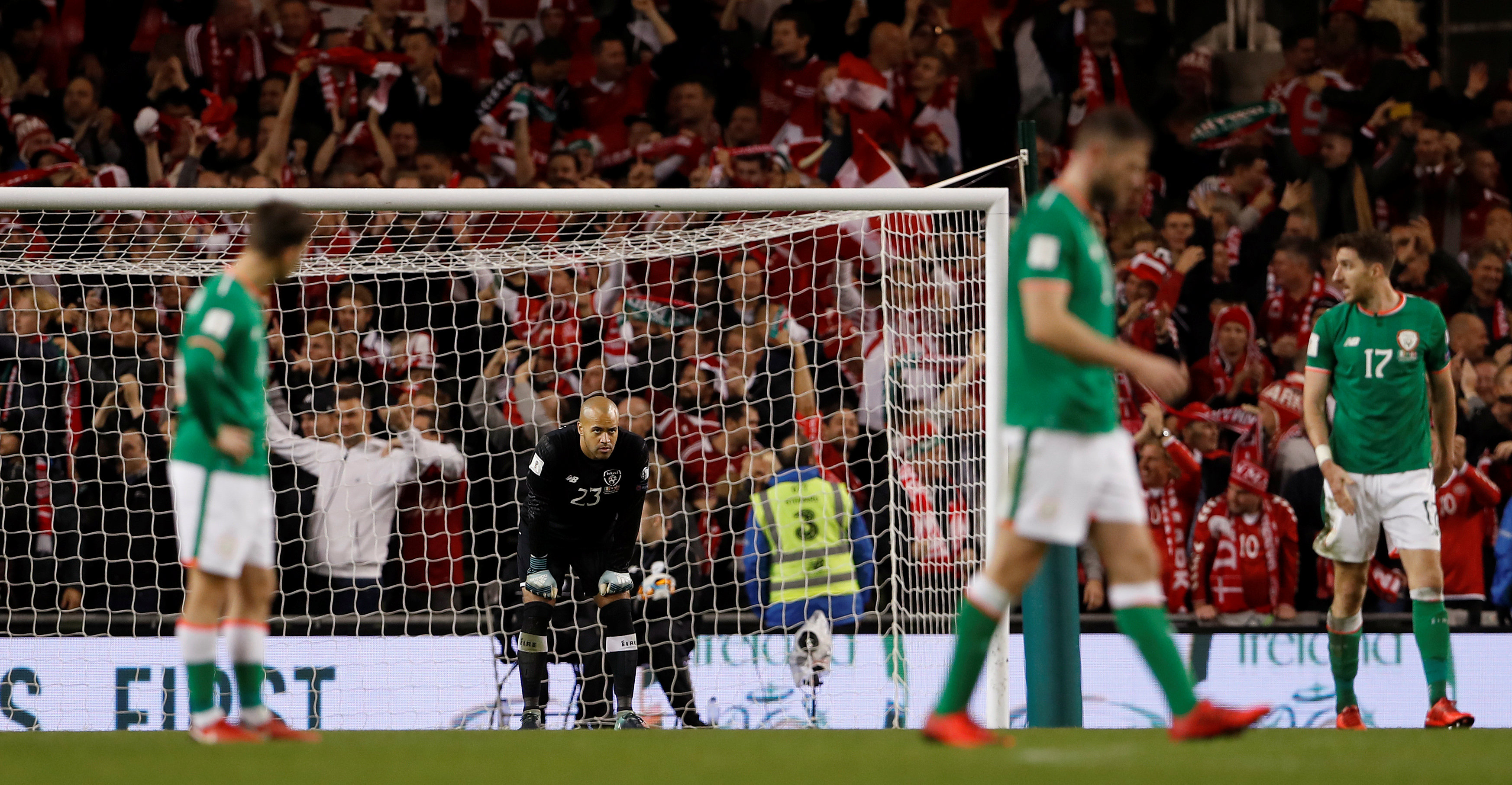 Nỗi thất vọng của các cầu thủ Ireland sau khi để thua Đan Mạch. Ảnh: REUTERS
