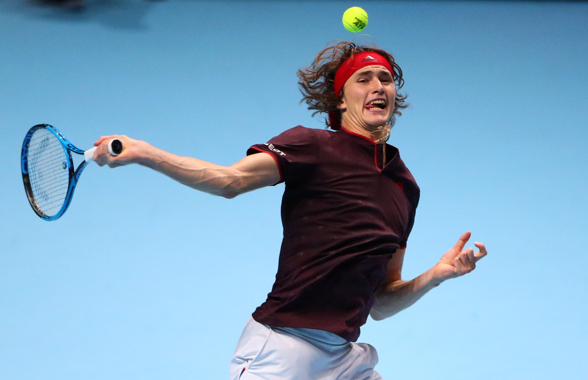 Zverev trong trận đấu với Federer. Ảnh: REUTERS