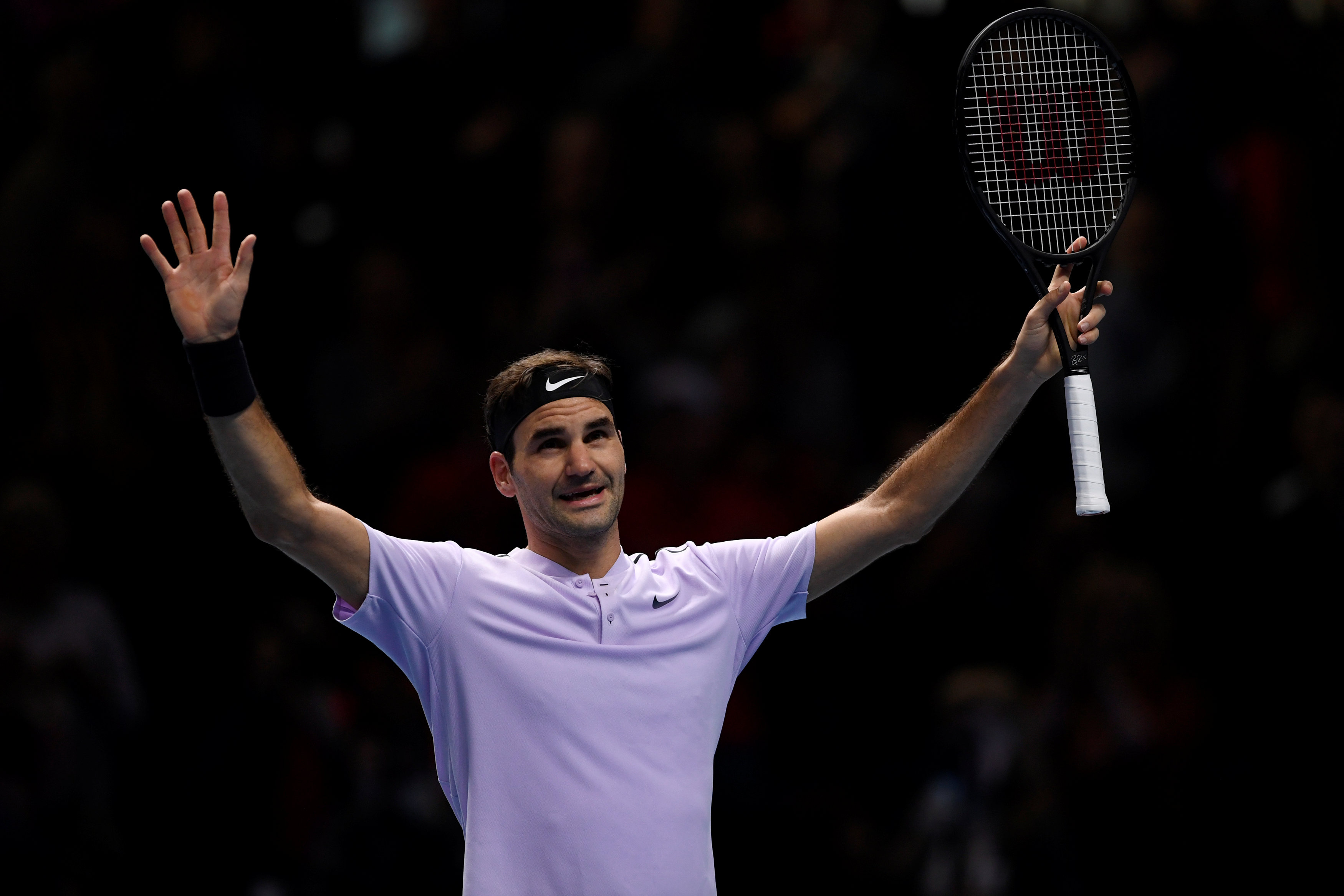 Federer ăn mừng chiến thắng trước Zverev. Ảnh: REUTERS