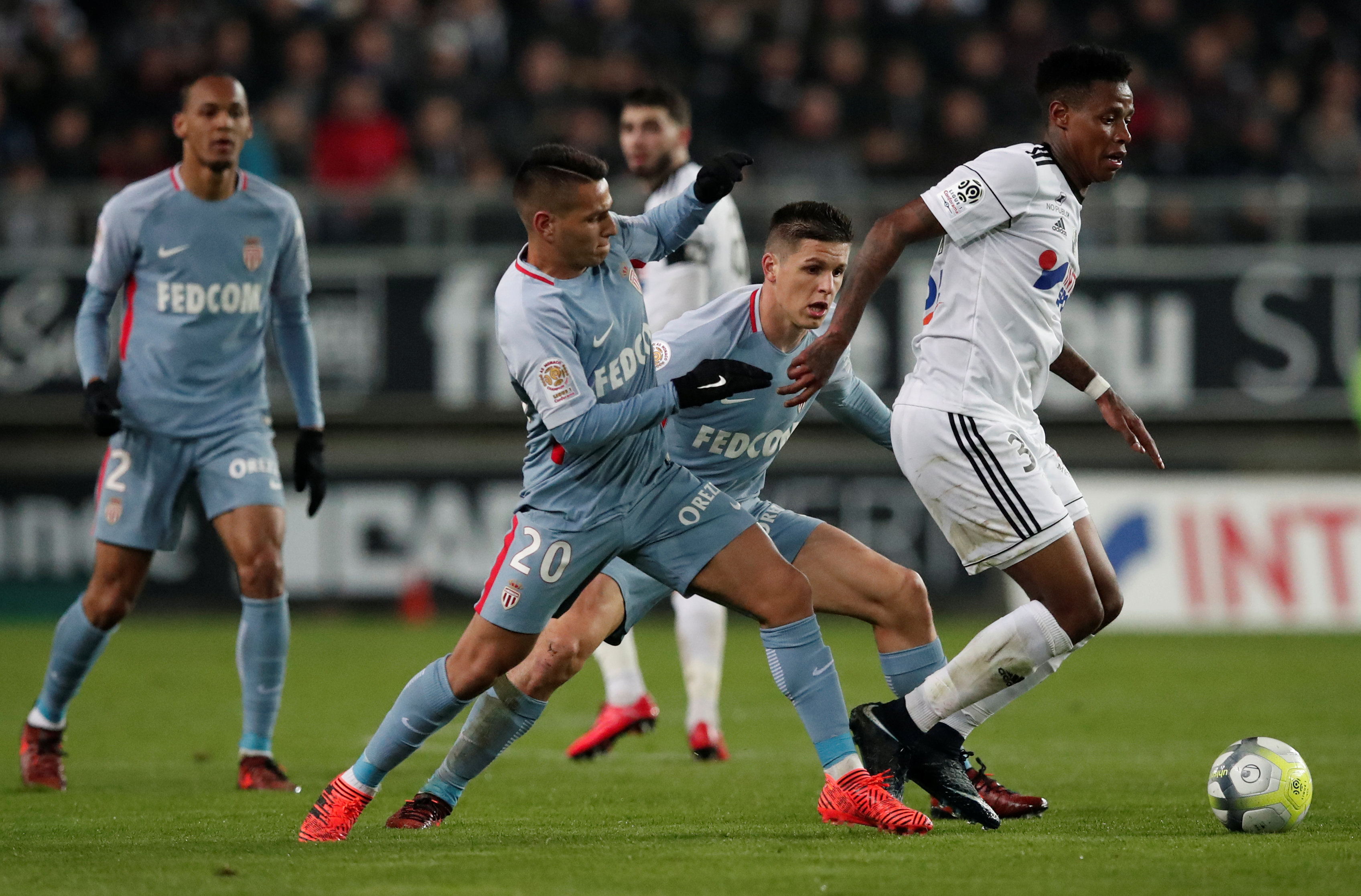 Monaco (áo xám) bị Amiens cầm chân ở vòng 13 Ligue 1. Ảnh: REUTERS