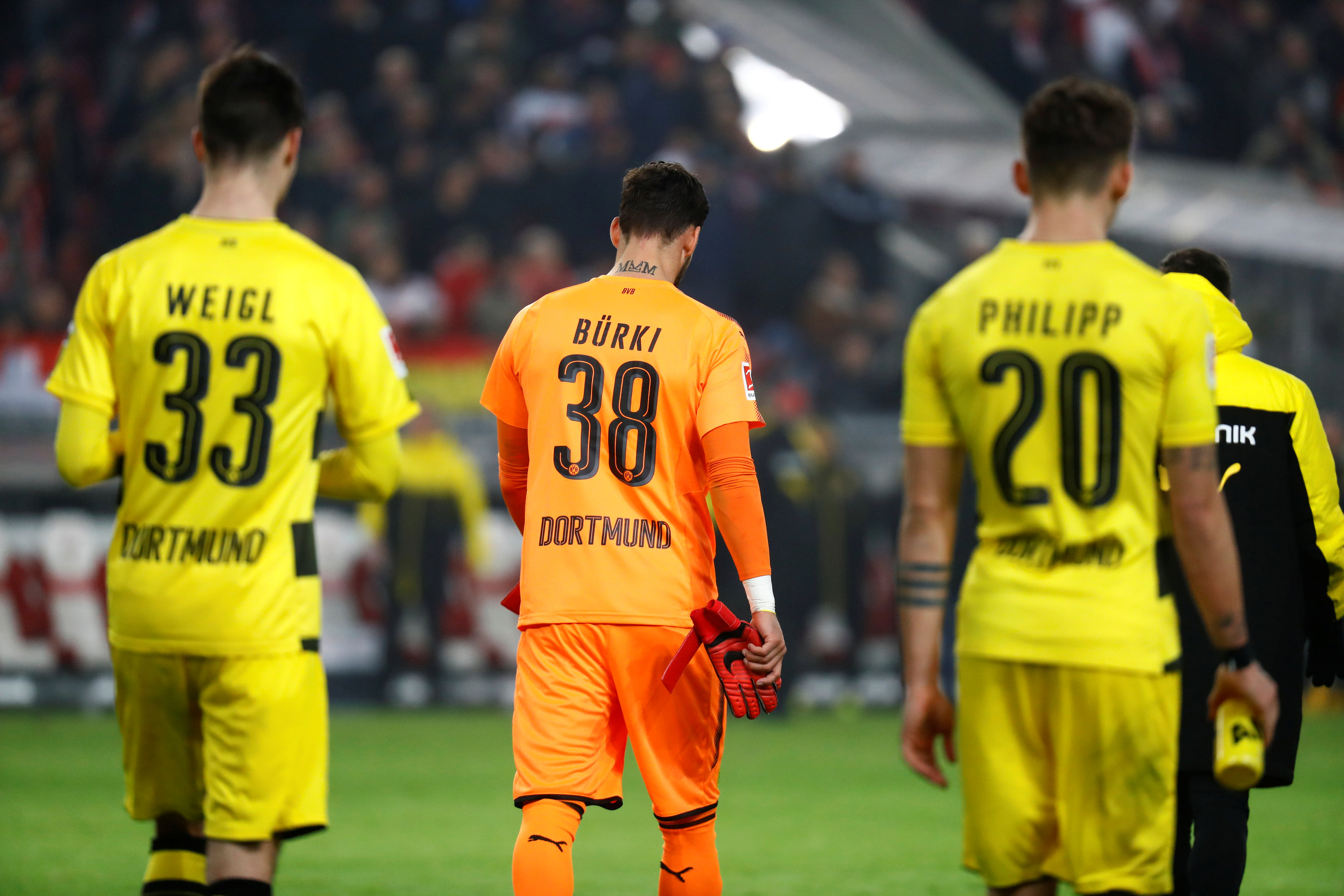 Nỗi thất vọng của các cầu thủ Dortmund sau trận thua Stuttgart. Ảnh: REUTERS