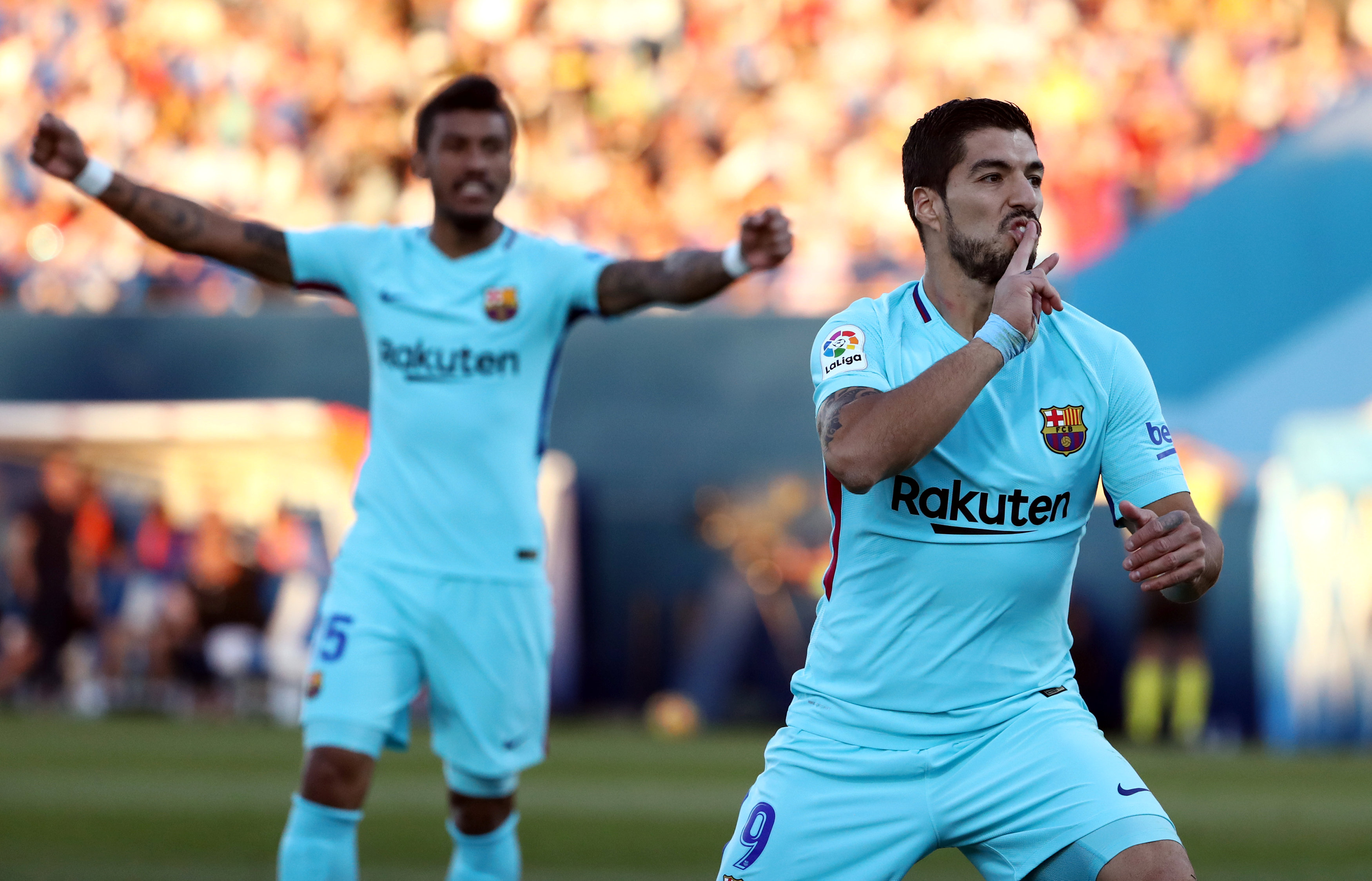 Suarez ăn mừng bàn nâng tỉ số lên 2-0 cho Barca. Ảnh: REUTERS