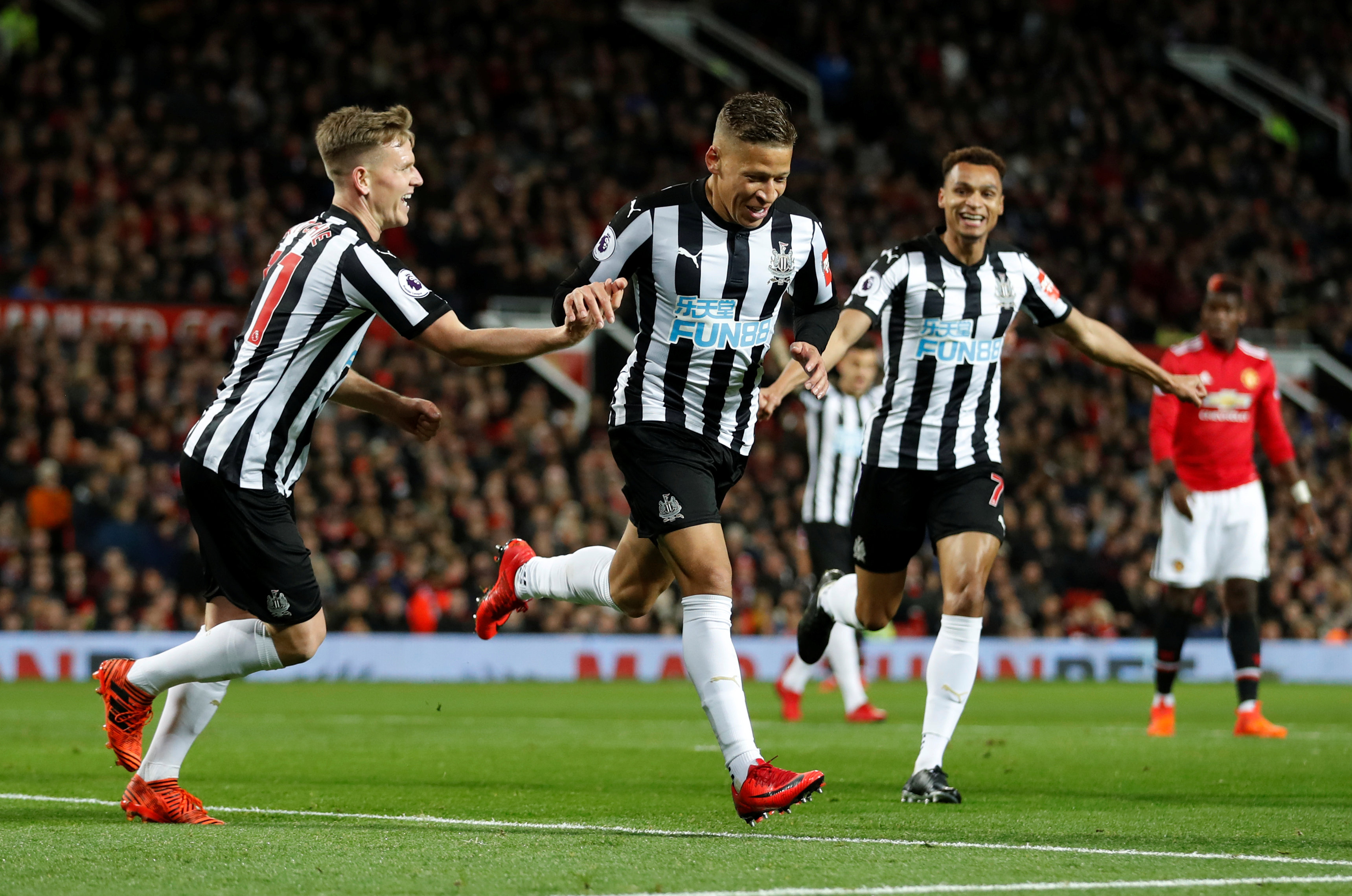 Niềm vui của các cầu thủ Newcastle sau khi Gayle (giữa) mở tỉ số. Ảnh: REUTERS