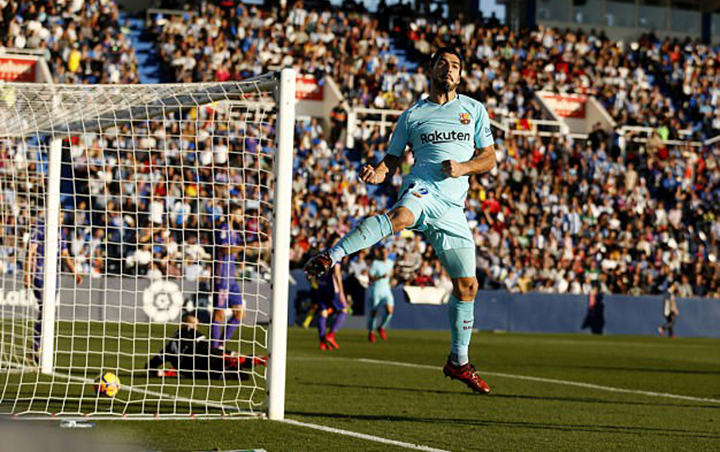 Niềm vui của Suarez sau khi mở tỉ số cho Barca. Ảnh: REUTERS