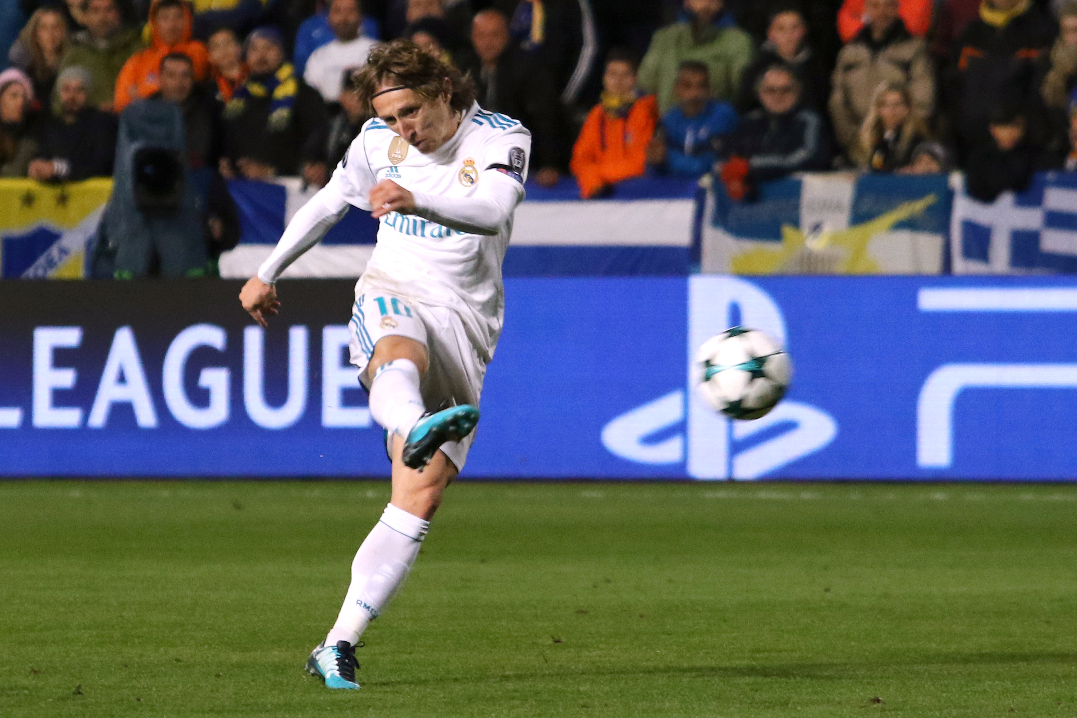 Pha bắt vô-lê mở tỉ số cho R.M của Modric. Ảnh: REUTERS