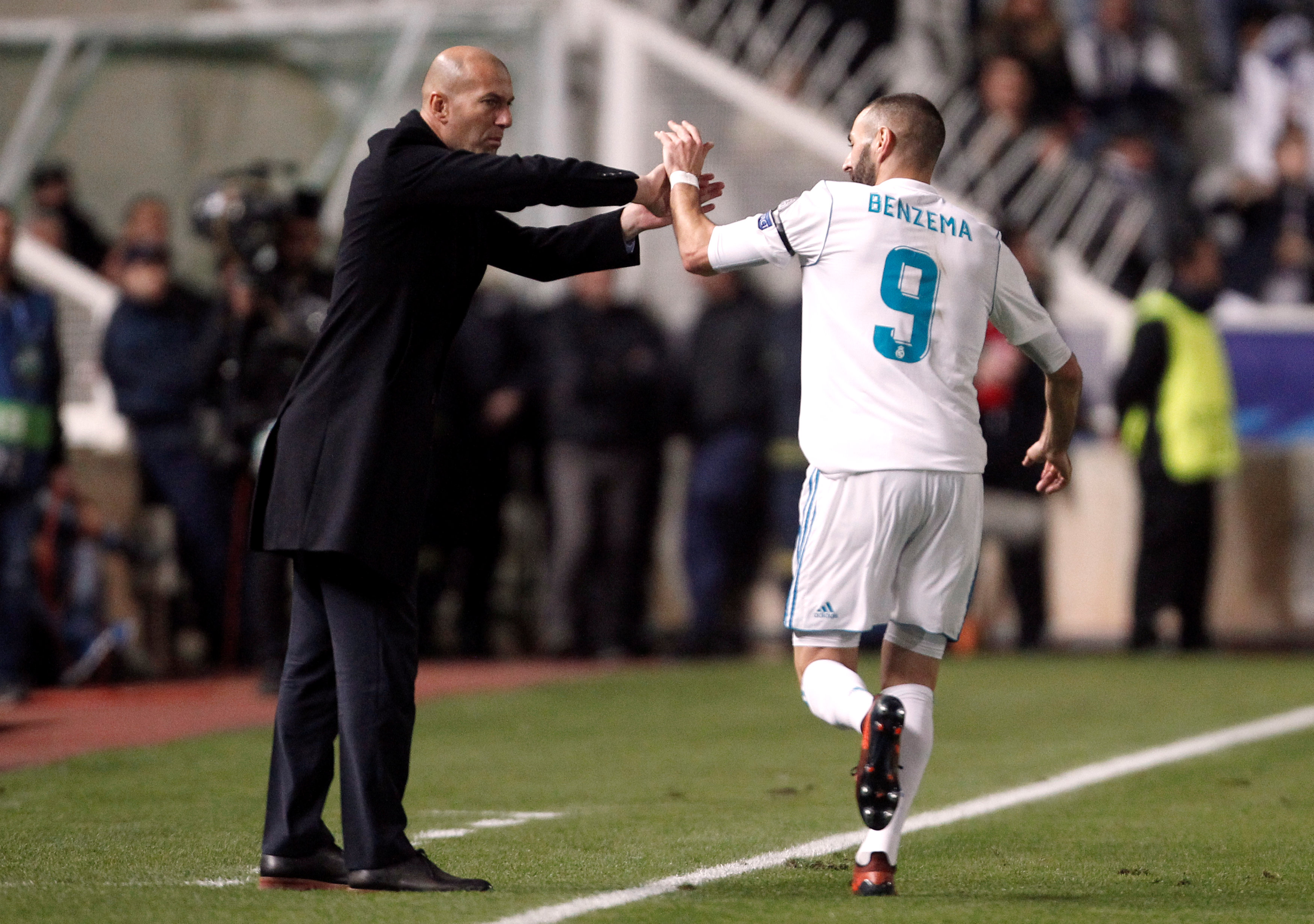 Benzema ăn mừng với HLV Zidane sau khi ghi bàn vào lưới APOEL Nicosia. Ảnh: REUTERS