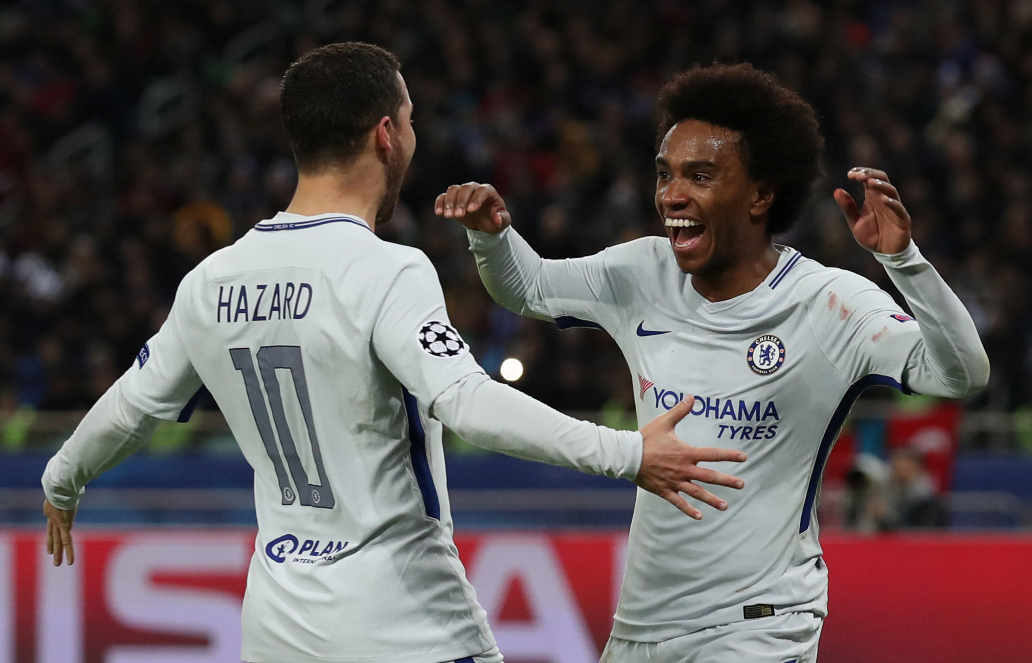 Bộ đôi Hazard (trái) và Willian cùng ghi bàn trong trận Chelsea thắng Qarabag 4-0. Ảnh: REUTERS