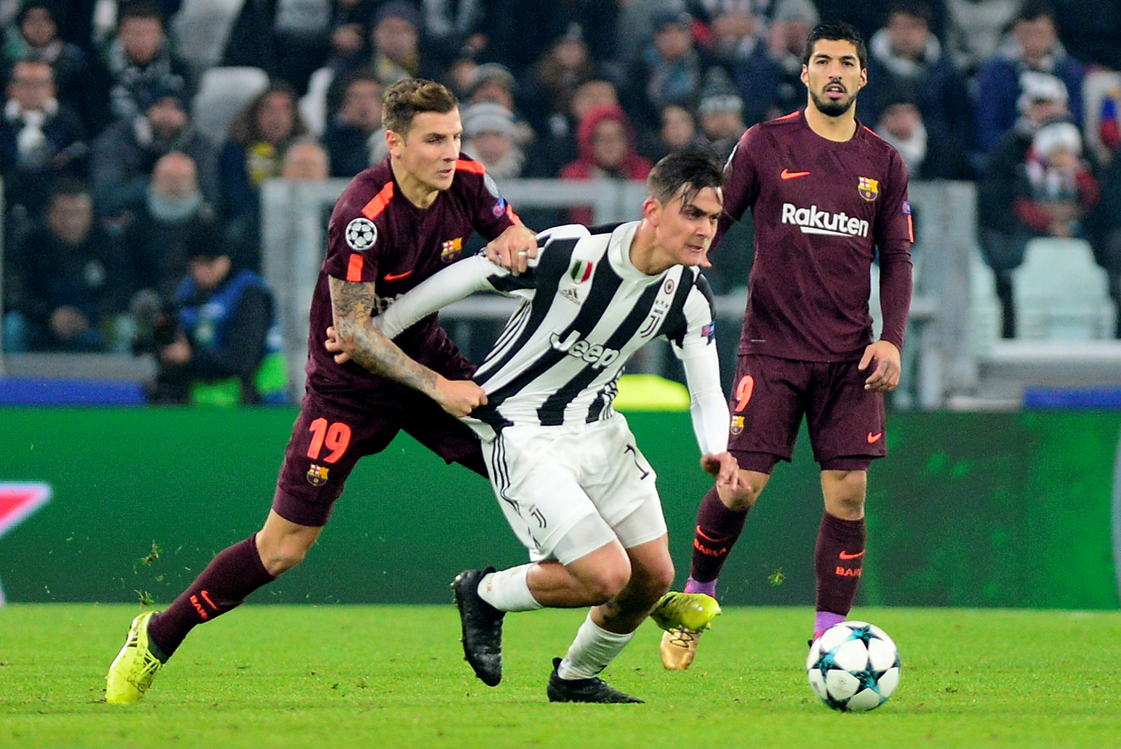Một pha tranh bóng trong trận Barcelona hòa Juventus 0-0. Ảnh: REUTERS