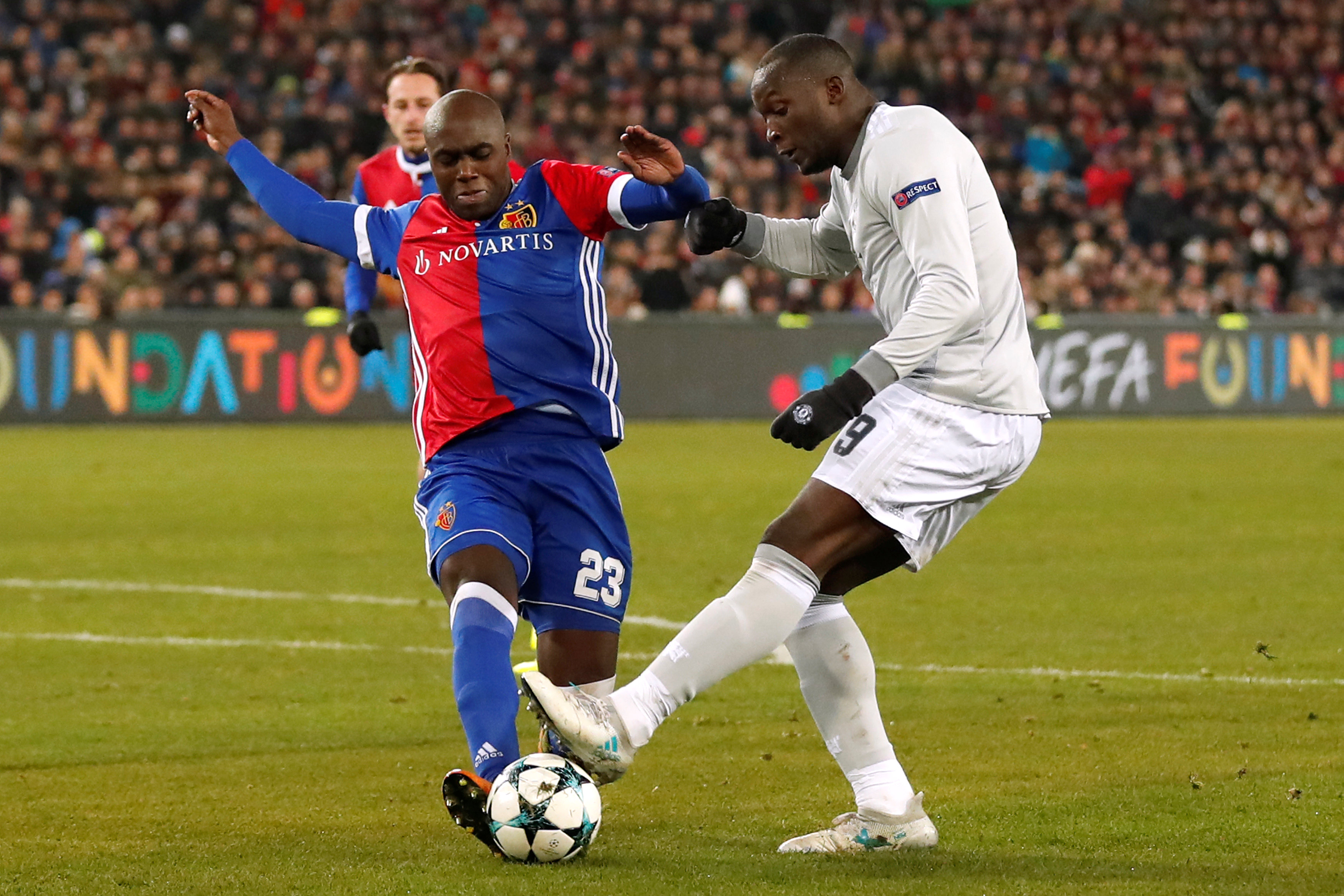 Dù có nhiều cơ hội ghi bàn nhưng Lukaku và các đồng đội không thể sút tung lưới Basel. Ảnh: REUTER