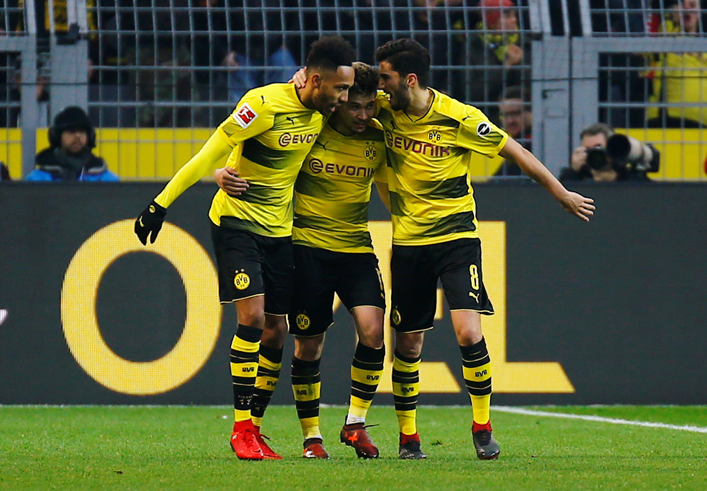 Niềm vui của các cầu thủ Dortmund sau khi ghi bàn vào lưới Schalke. Ảnh: REUTERS