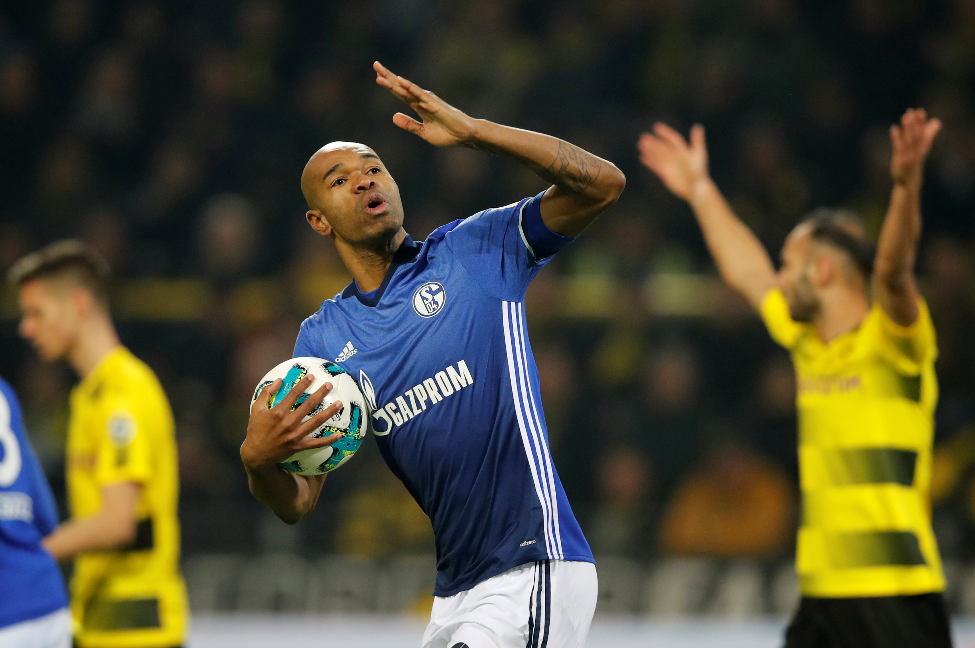 Naldo ăn mừng bàn gỡ hòa 4-4 cho Schalke. Ảnh: REUTERS