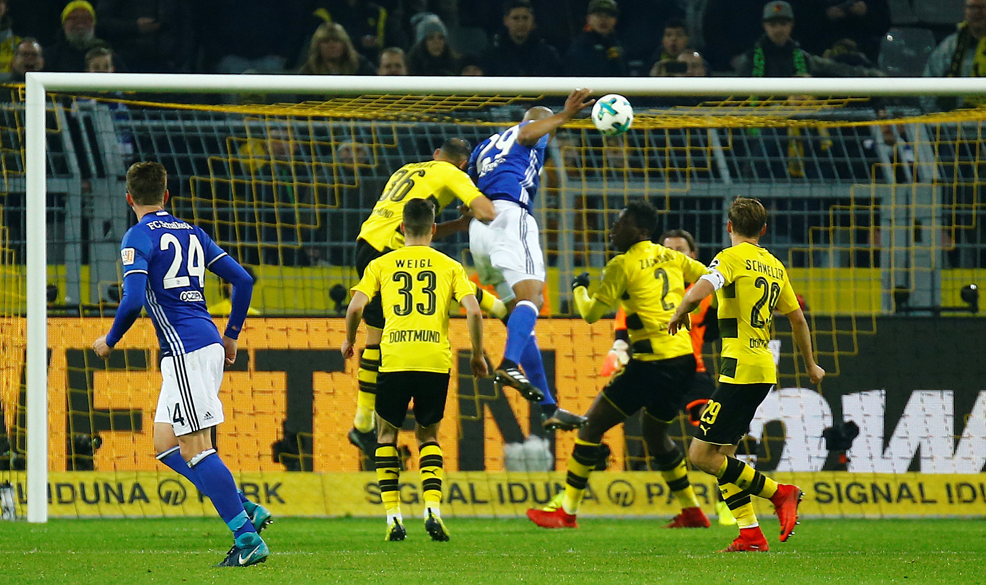 Pha đánh đầu gỡ hòa 4-4 cho Schalke của Naldo. Ảnh: REUTERS
