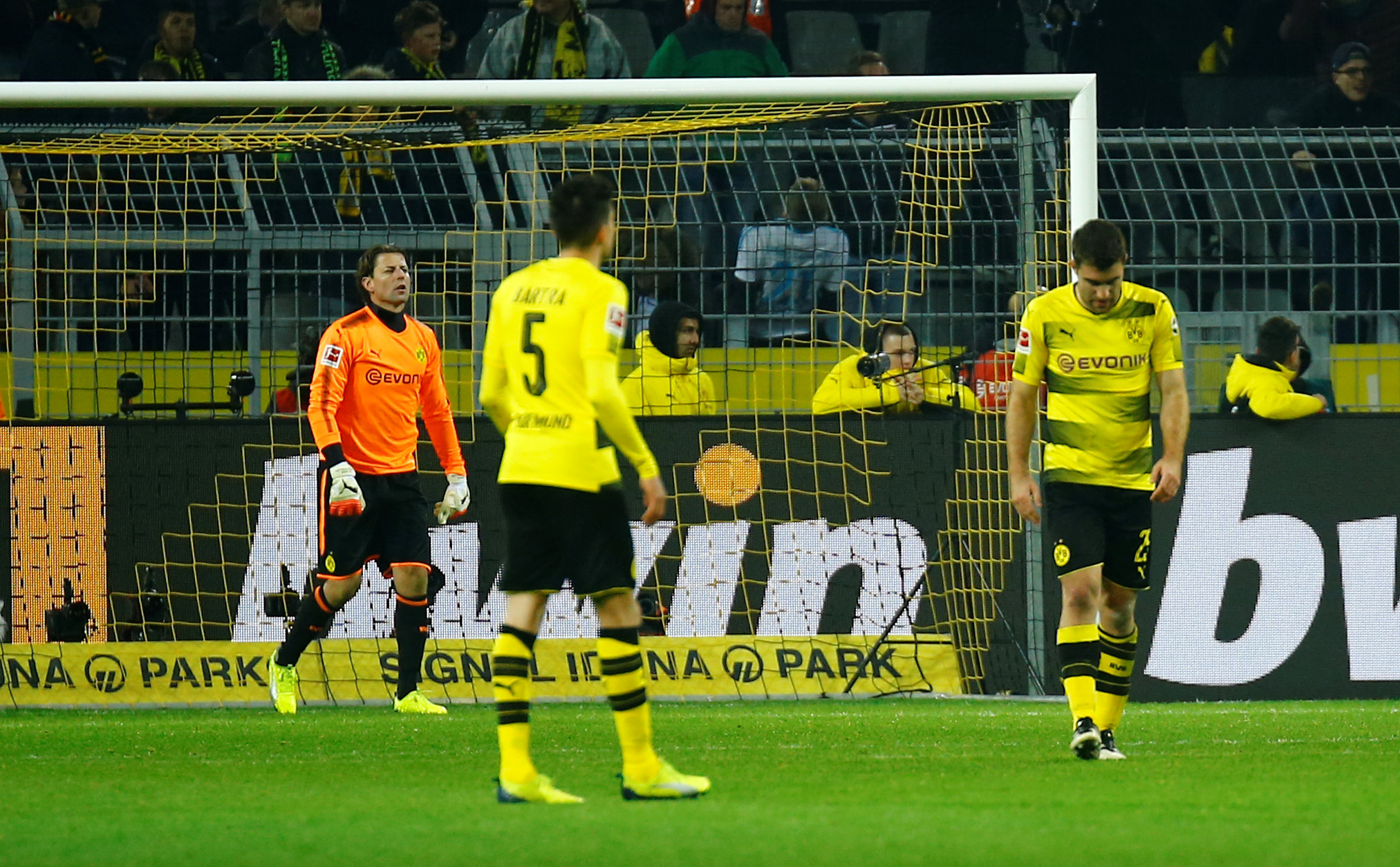 Nỗi thất vọng của các cầu thủ Dortmund sau khi bị Schalke gỡ hòa 4-4. Ảnh: REUTERS