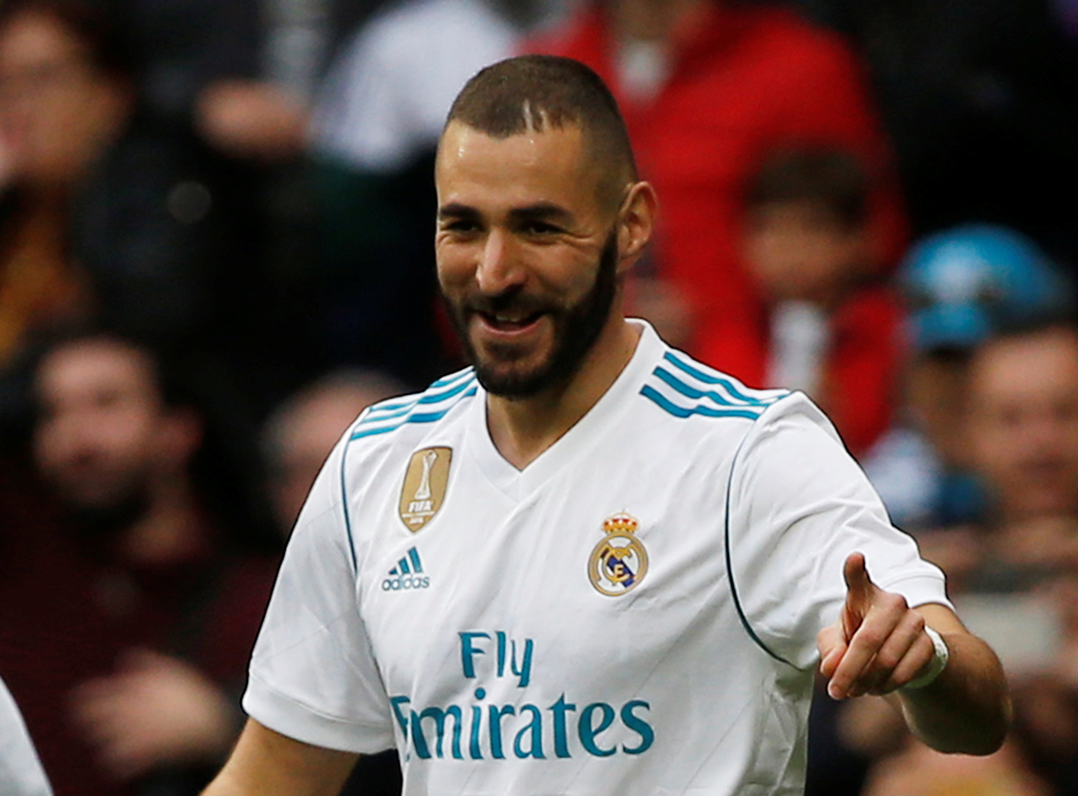 Niềm vui của Benzema sau khi mở tỉ số cho R.M. Ảnh: REUTERS