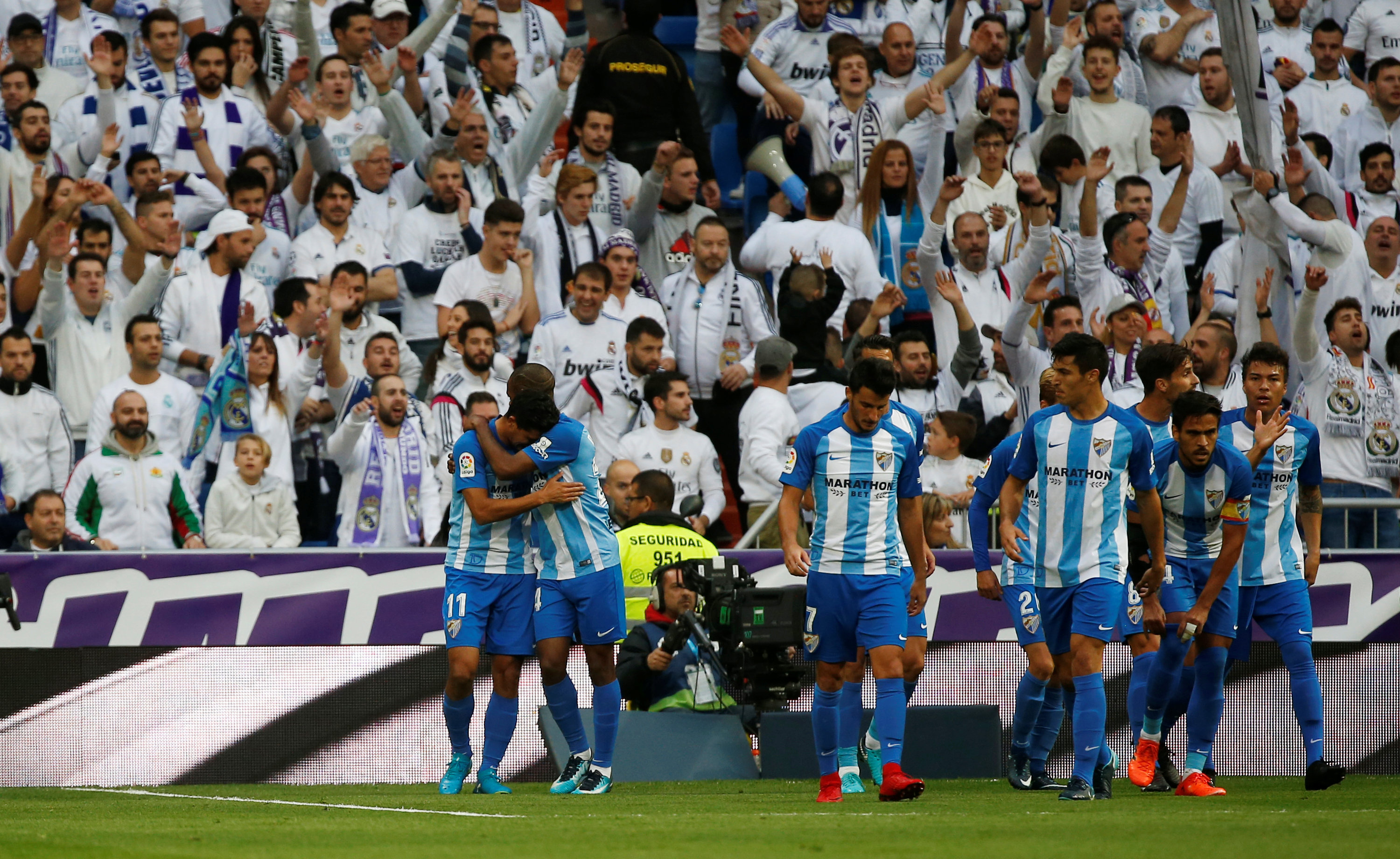 Niềm vui của các cầu thủ Malaga sau khi gỡ hòa 1-1. Ảnh: REUTERS
