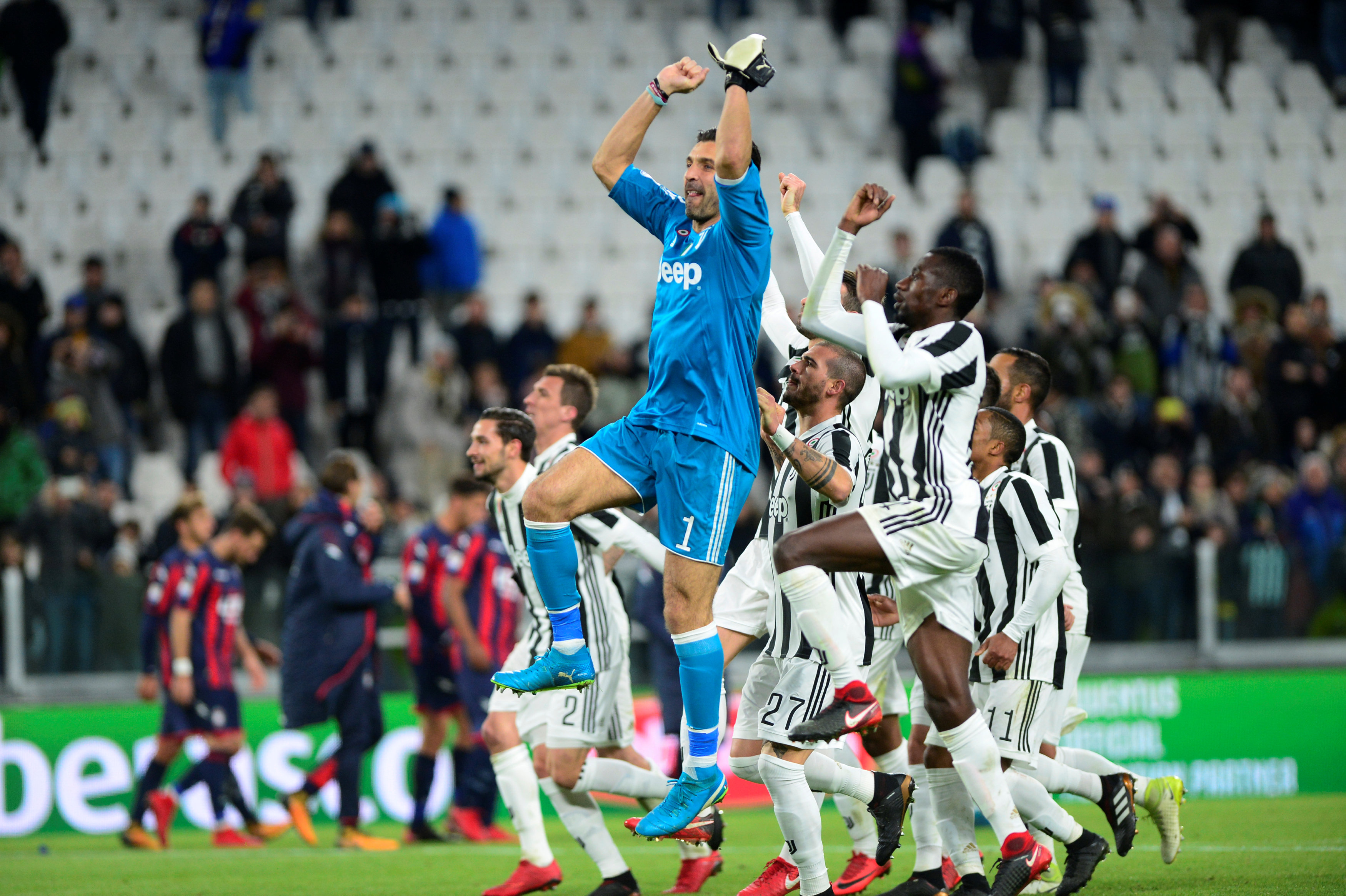 Các cầu thủ Juventus ăn mừng sau trận thắng Crotone. Ảnh: REUTERS
