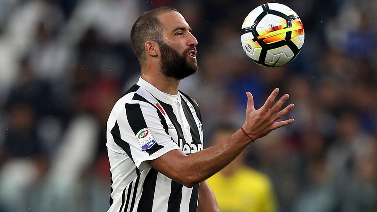 Juventus sẽ không có sự phục vụ của Higuain trong 2 tuần tới. Ảnh: REUTERS