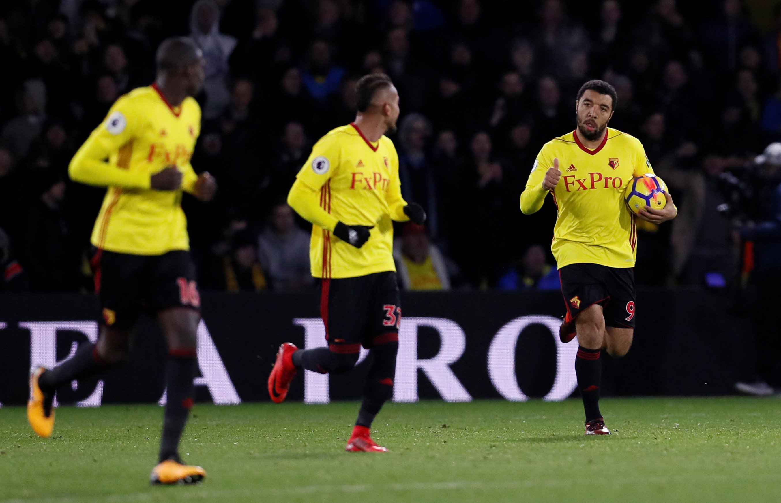 Deeney (phải) - tác giả bàn rút ngắn tỉ số xuống 1-3 cho Watford. Ảnh: REUTERS