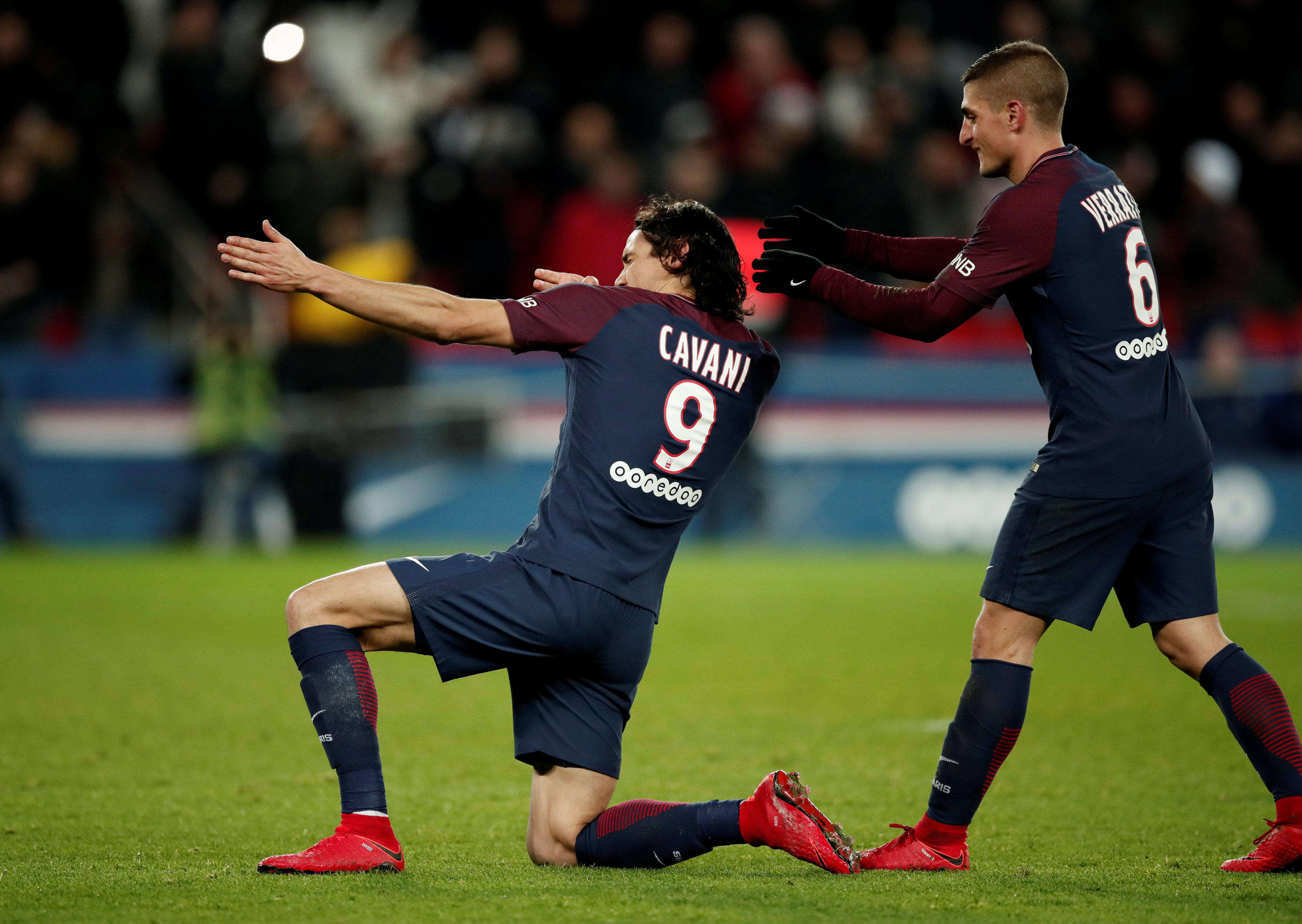 Niềm vui của Cavani sau khi nâng tỉ số lên 2-0 cho PSG. Ảnh: REUTERS