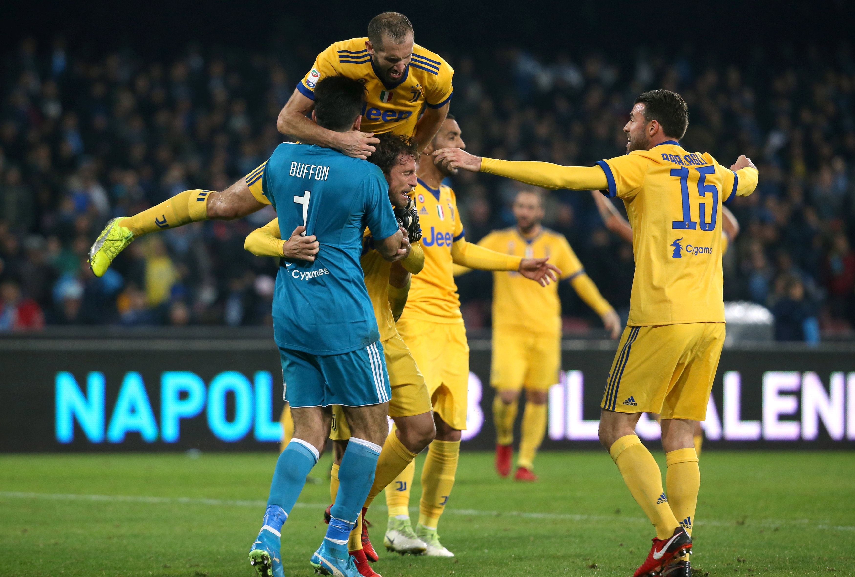 Niềm vui của các cầu thủ Juventus sau khi trọng tài thổi còi kết thúc trận đấu. Ảnh: REUTERS