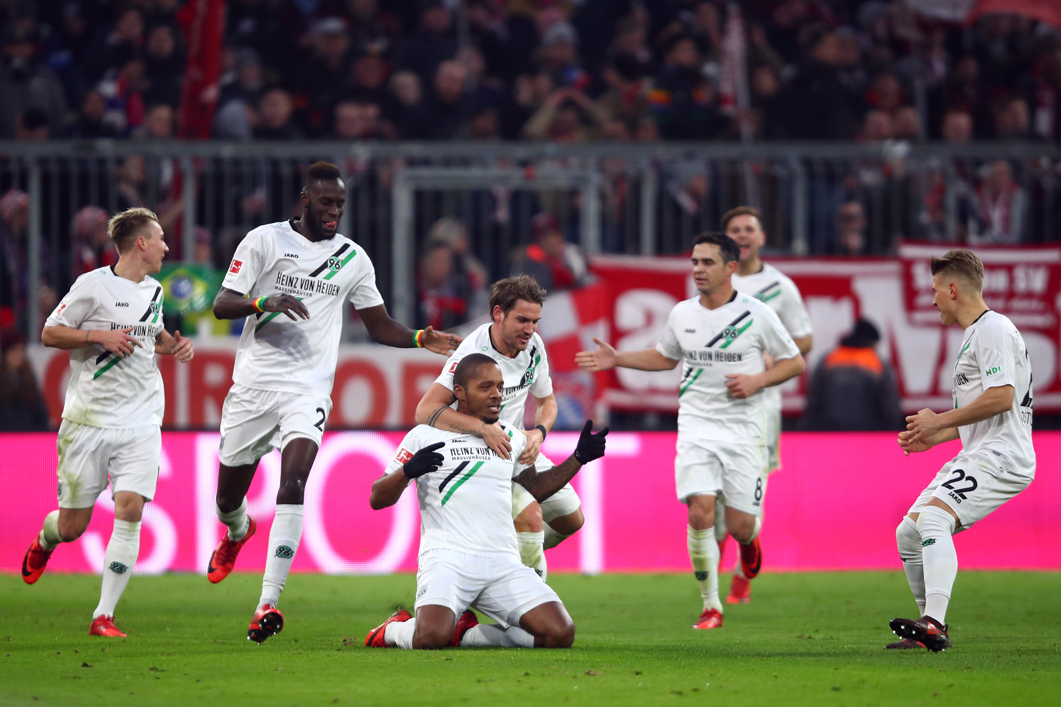 Các cầu thủ Hannover ăn mừng bàn gỡ 1-1. Ảnh: REUTERS